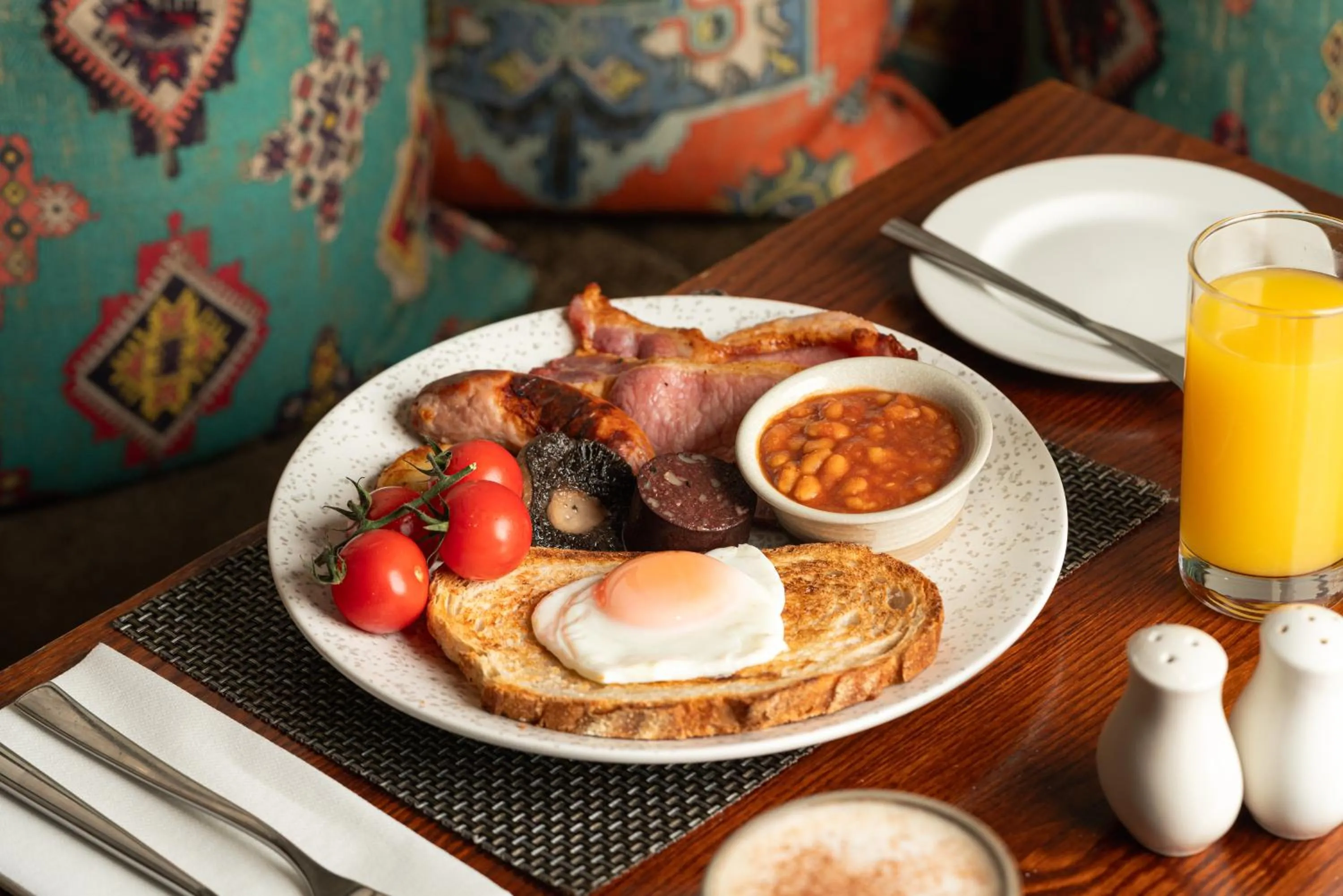 Breakfast in The White Hart at Lydgate