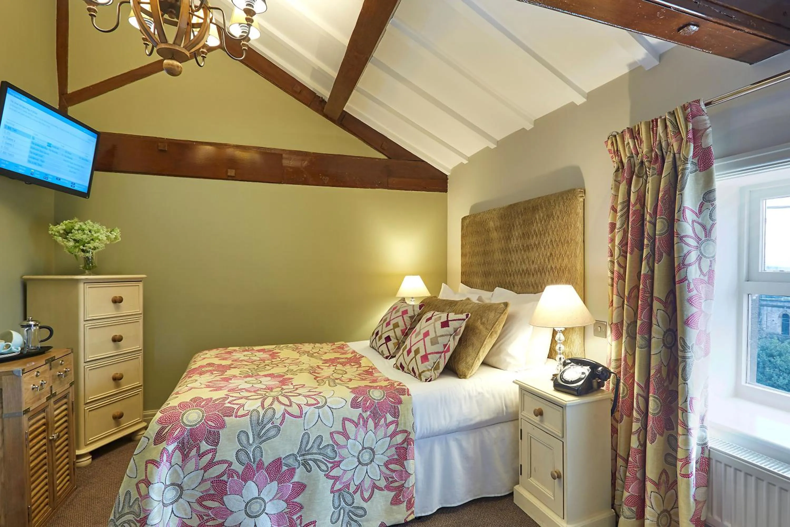 Bed in The White Hart at Lydgate