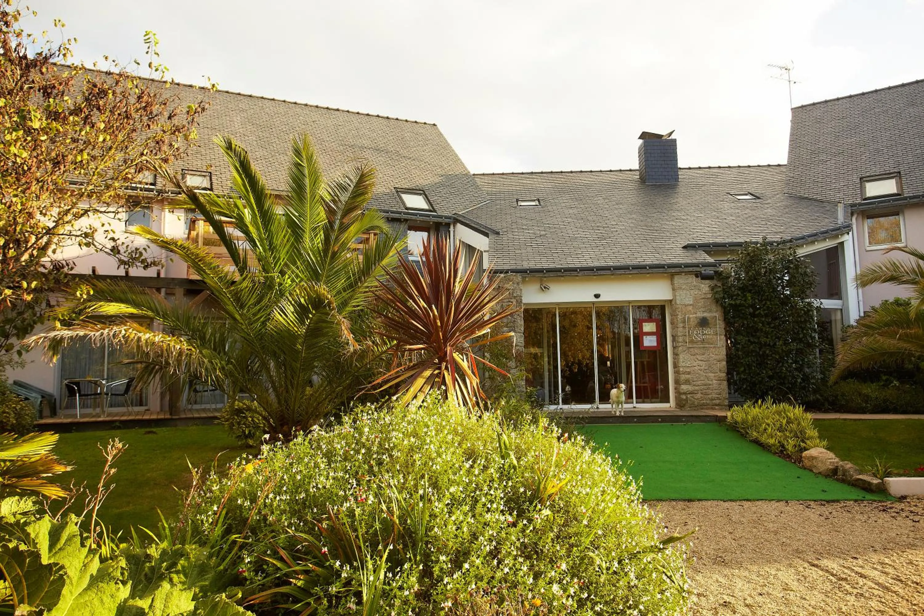 Facade/entrance in Carnac Lodge Hotel & Spa