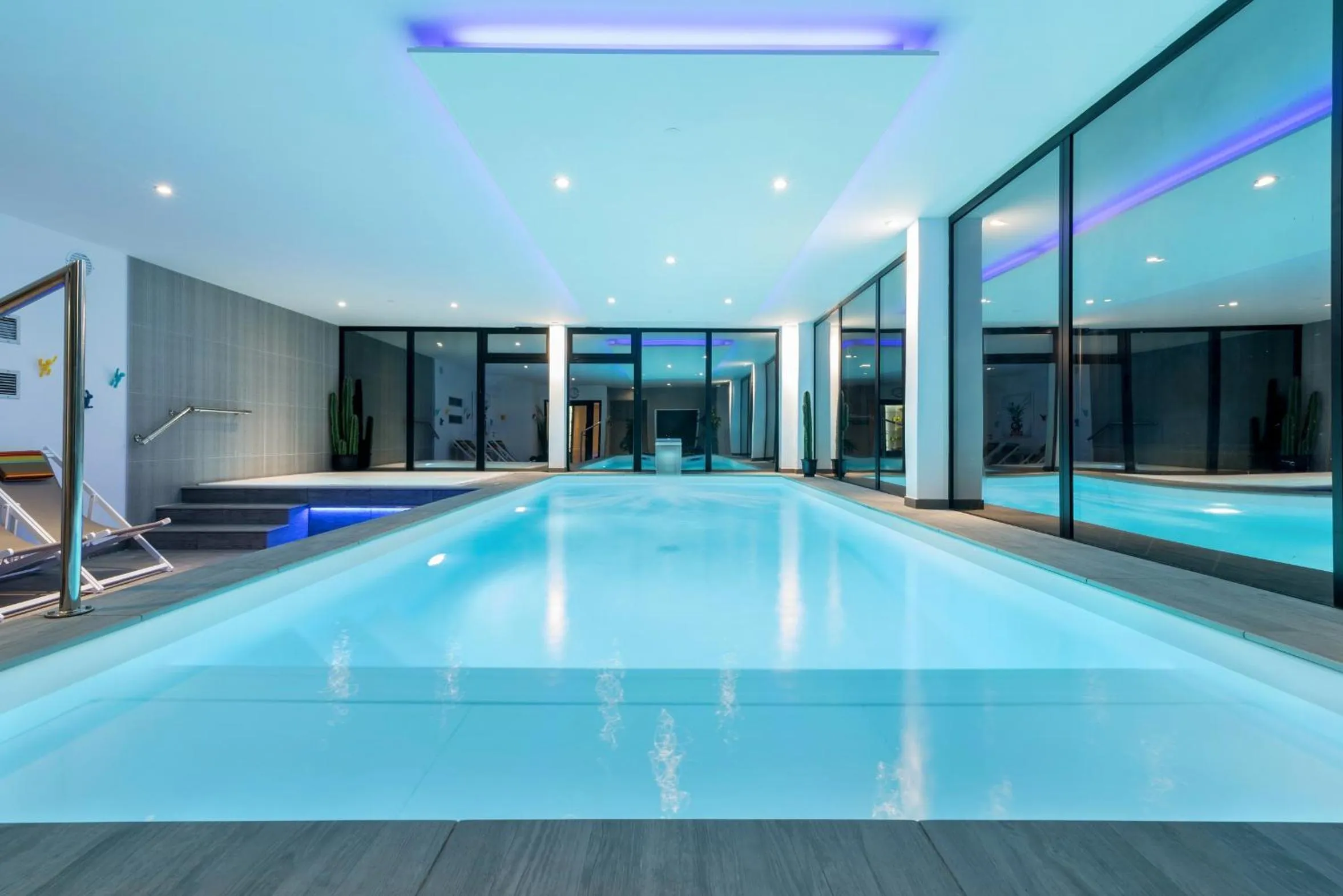 Swimming pool in Carnac Lodge Hotel & Spa