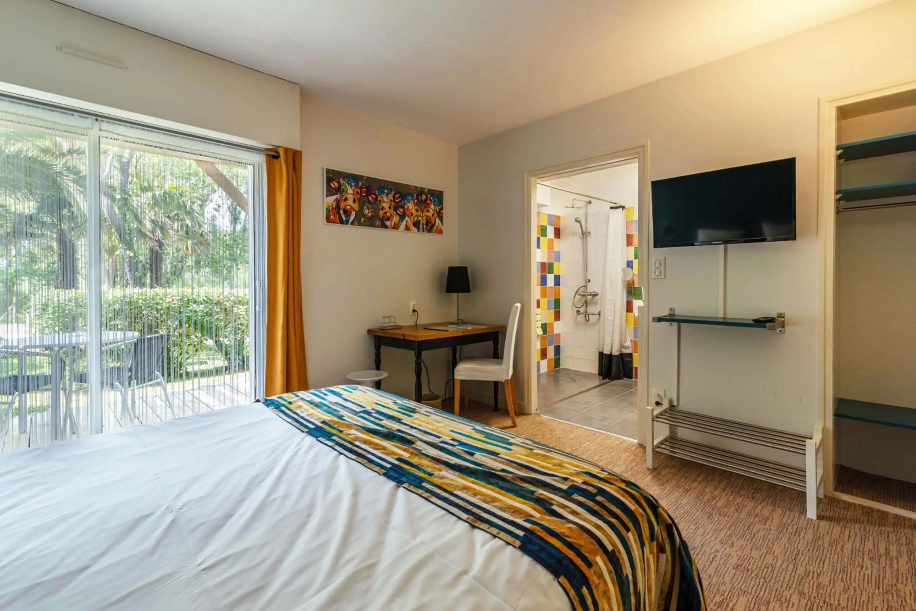 Photo of the whole room, Bed in Carnac Lodge Hotel & Spa