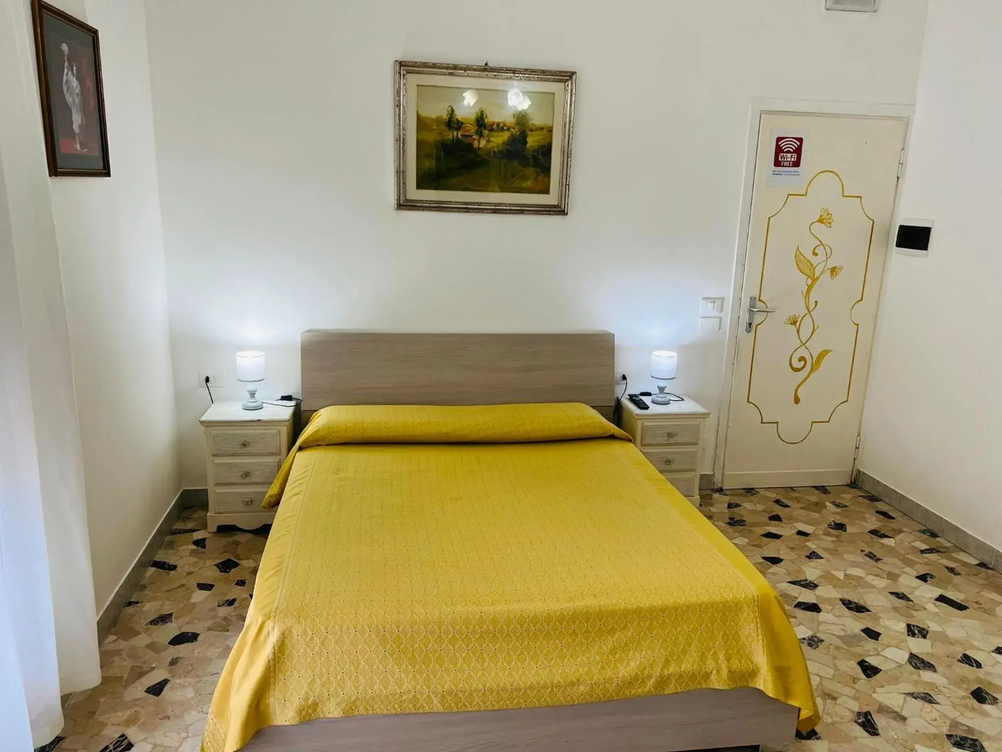 Triple Room with Private Bathroom in Le Maschere Triple Room with Private Bathroom in Le Maschere