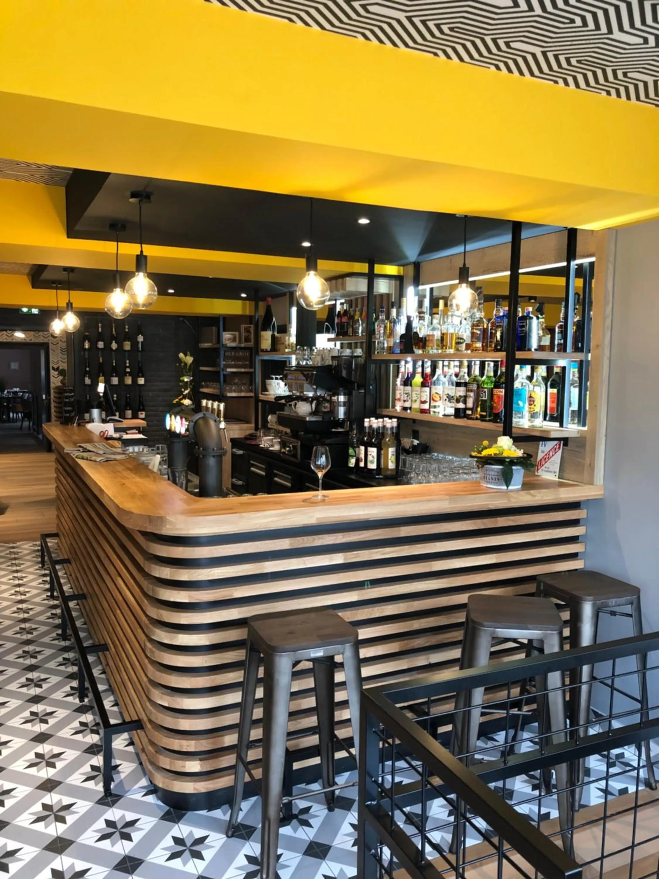 Lounge or bar in Logis Hotel Le Chêne Vert