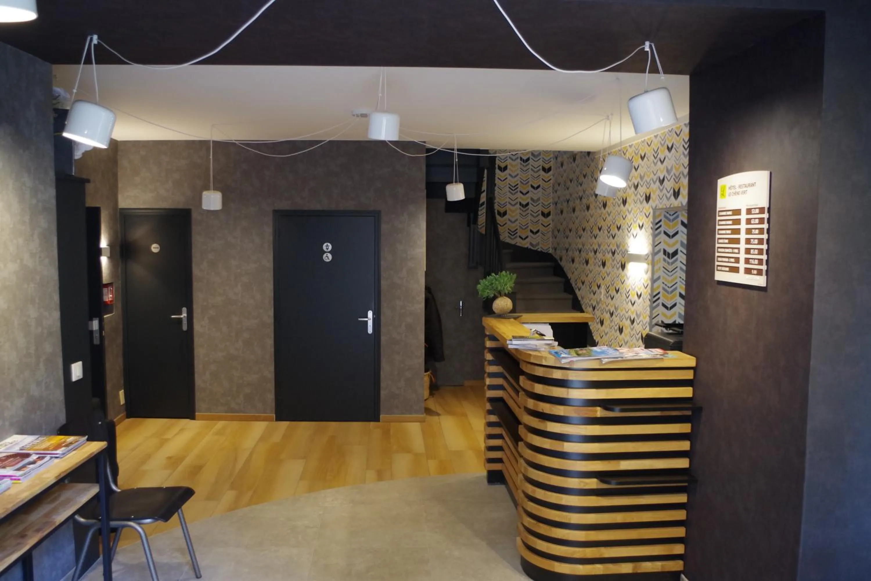 Lobby or reception in Logis Hotel Le Chêne Vert