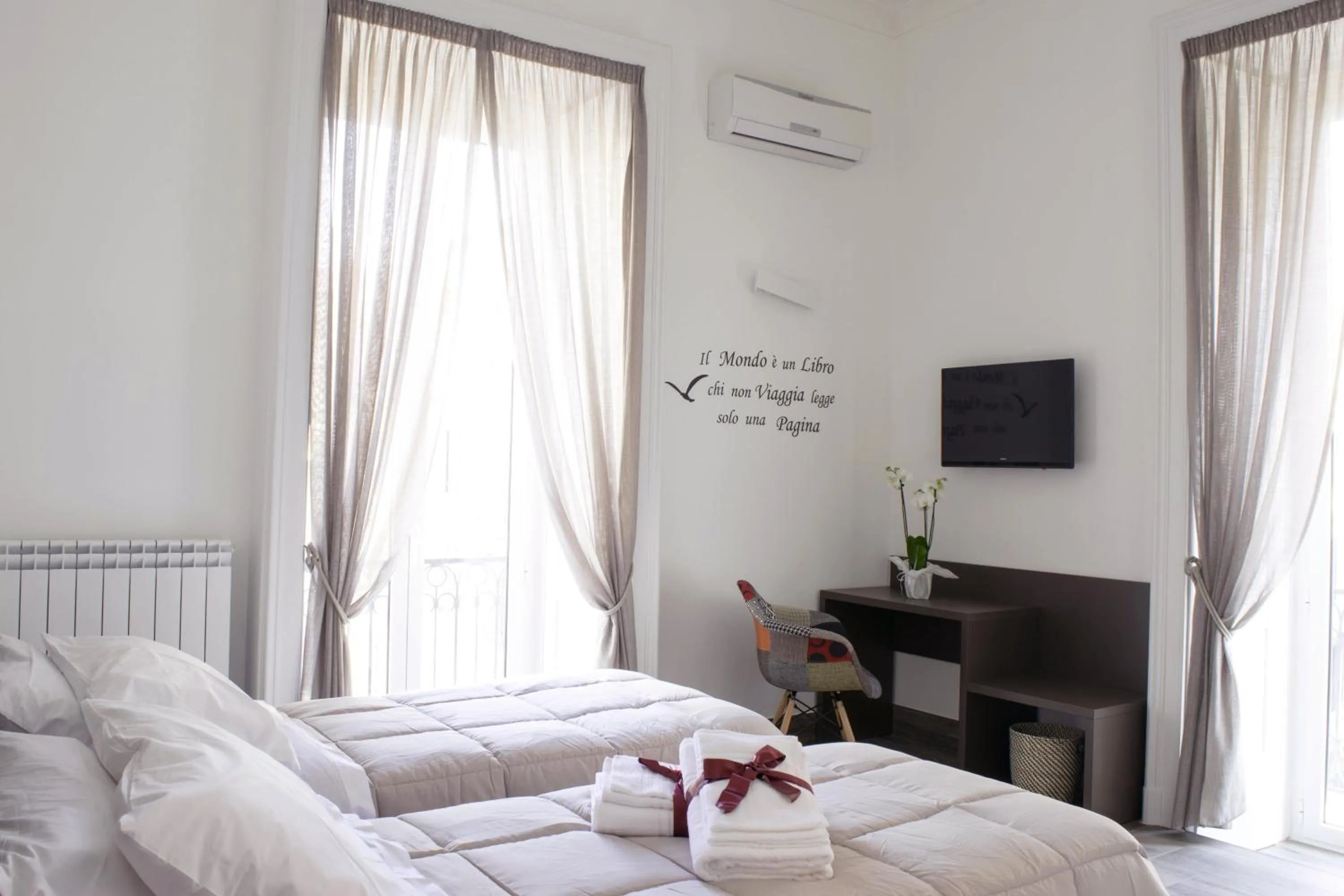 Photo of the whole room, Bed in Fourooms Museo Filangieri By Dimorra