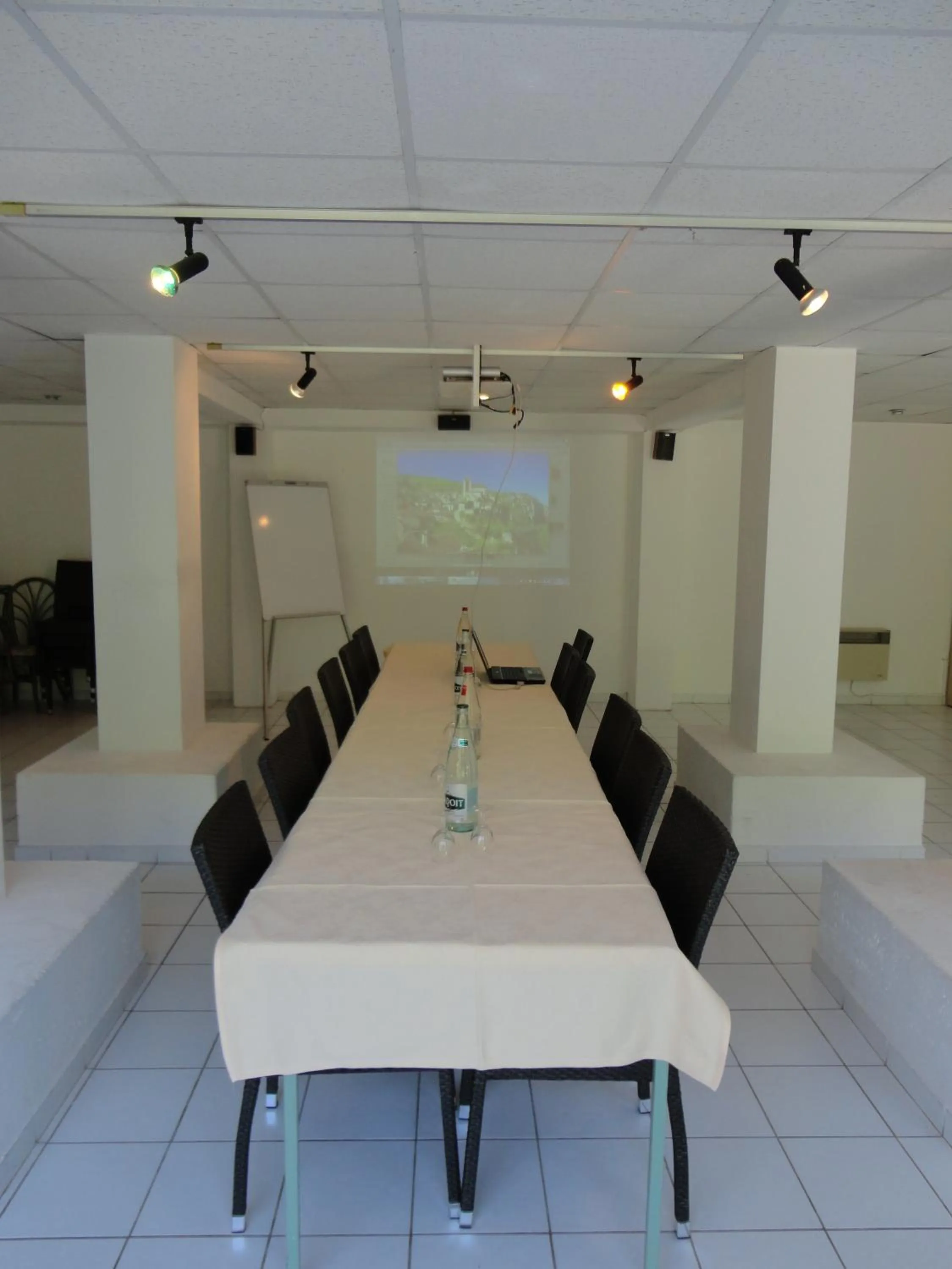 Business facilities in Hôtel Restaurant Les Falaises