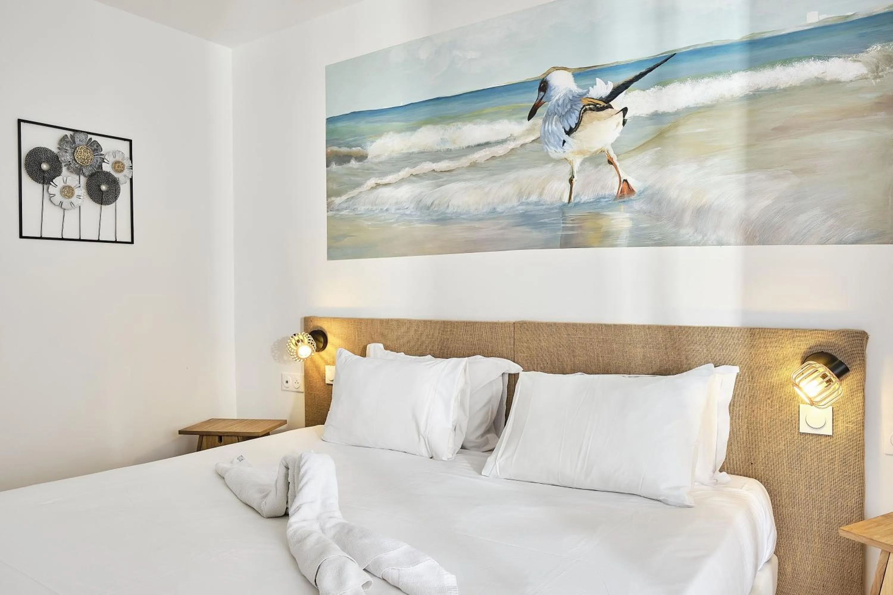 Artemia Aigues-Mortes - Hôtel avec piscine - Bornes électriques - Parking privé - Local vélo-moto