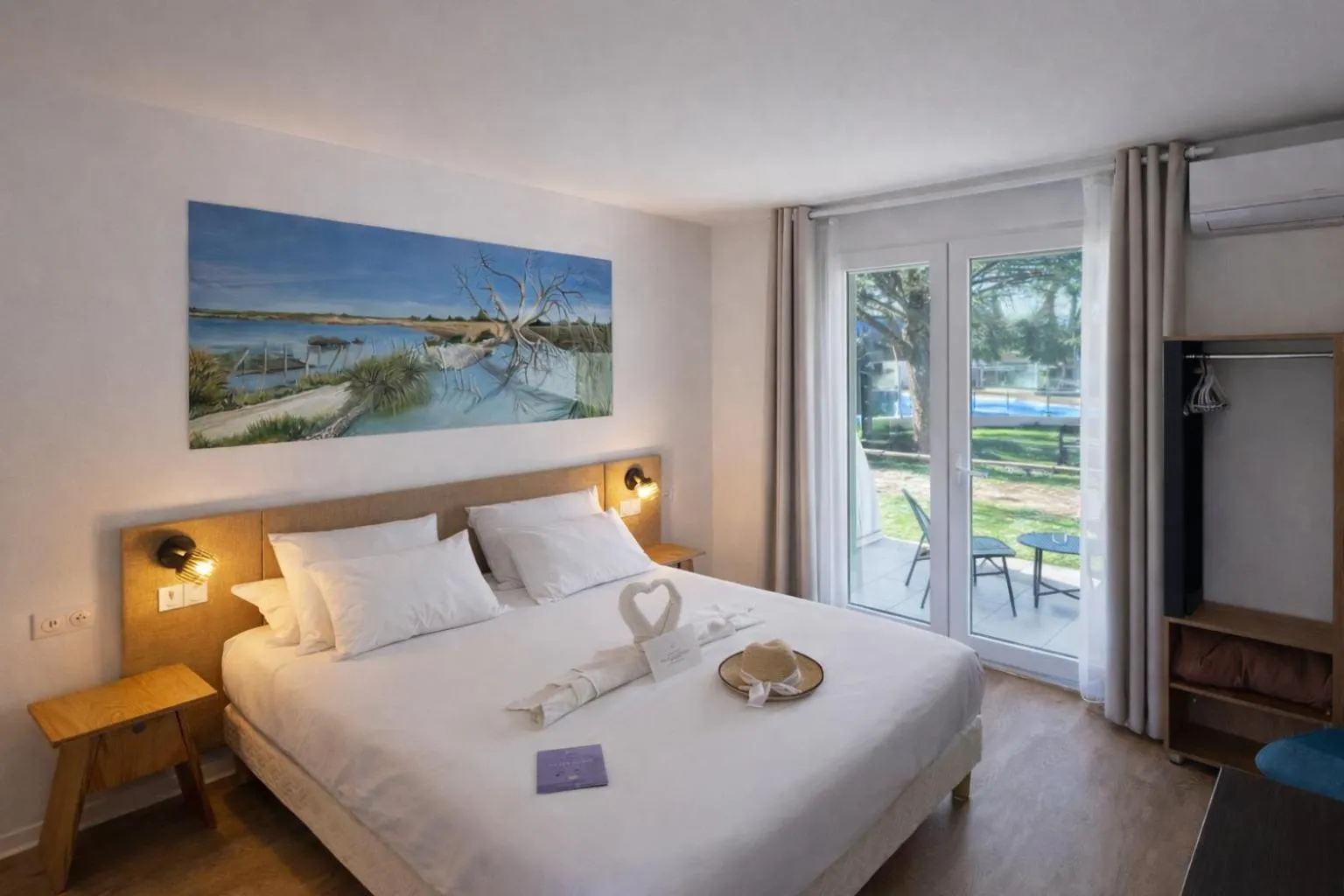 Artemia Aigues-Mortes - Hôtel avec piscine - Bornes électriques - Parking privé - Local vélo-moto