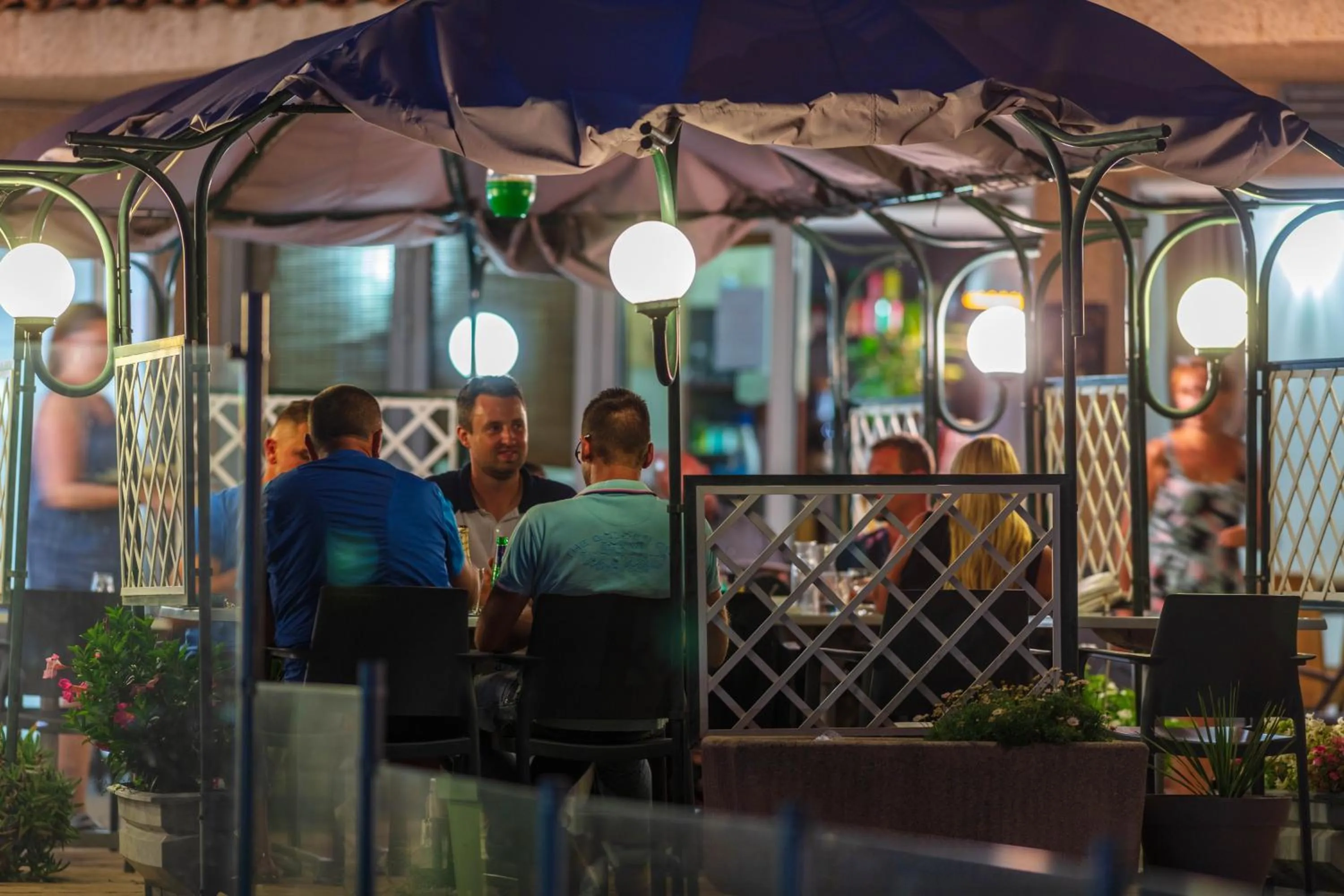 Patio in Noemys Toulon La Valette - Hotel restaurant avec piscine