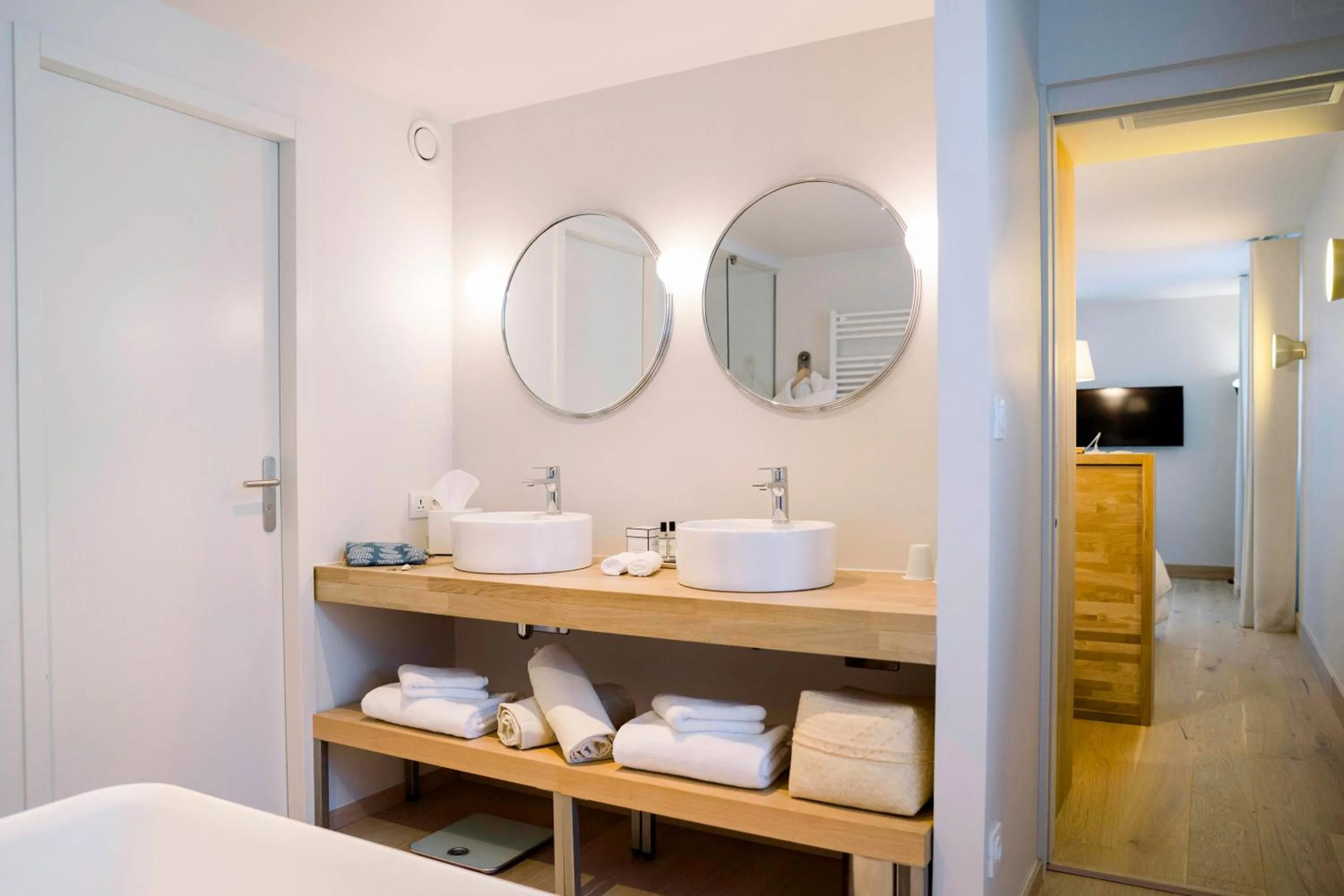 Bathroom, Bed in Château L'Hospitalet Wine Resort Beach & Spa