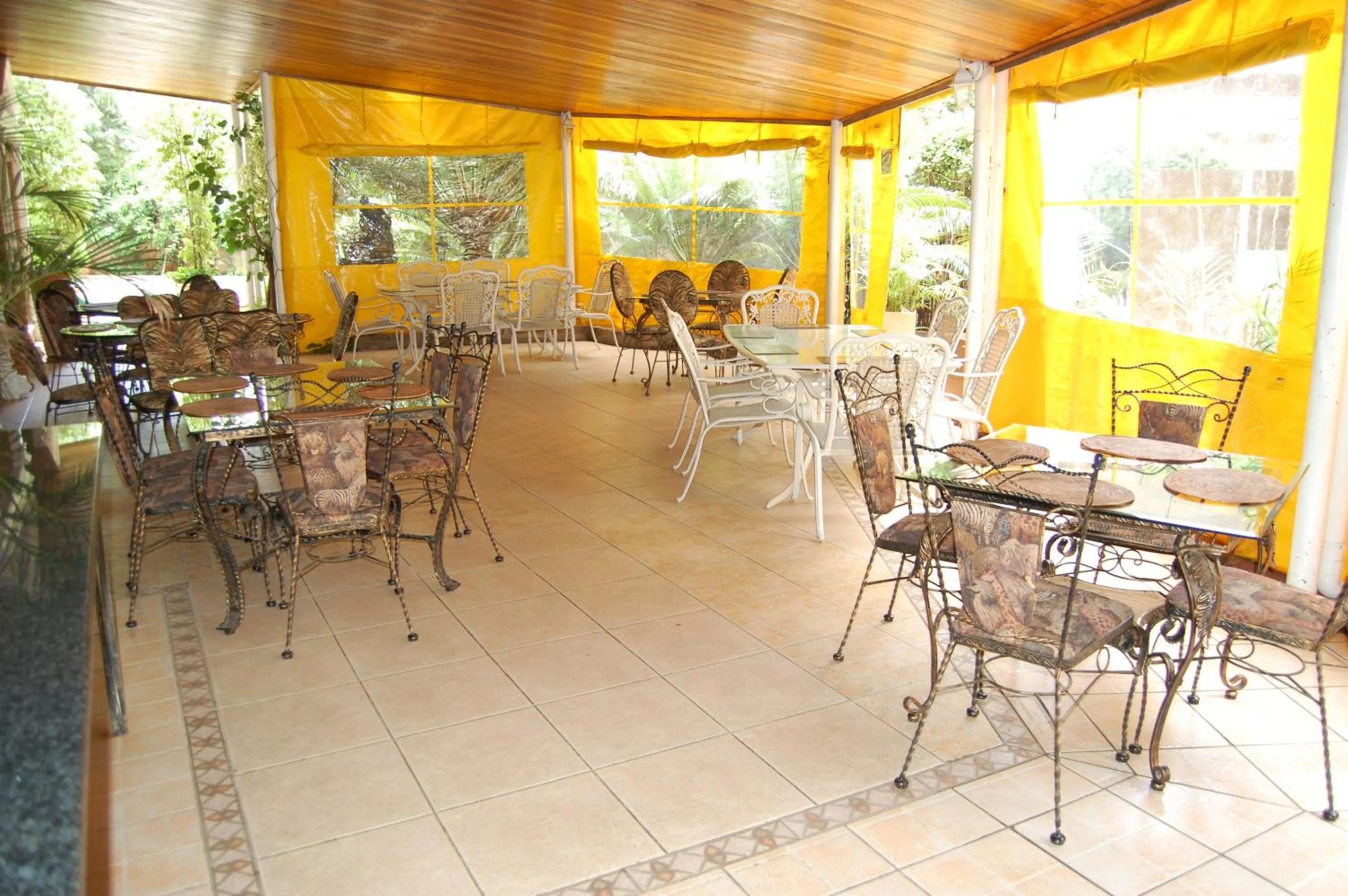 Restaurant/places to eat in Falcon Crest Suites