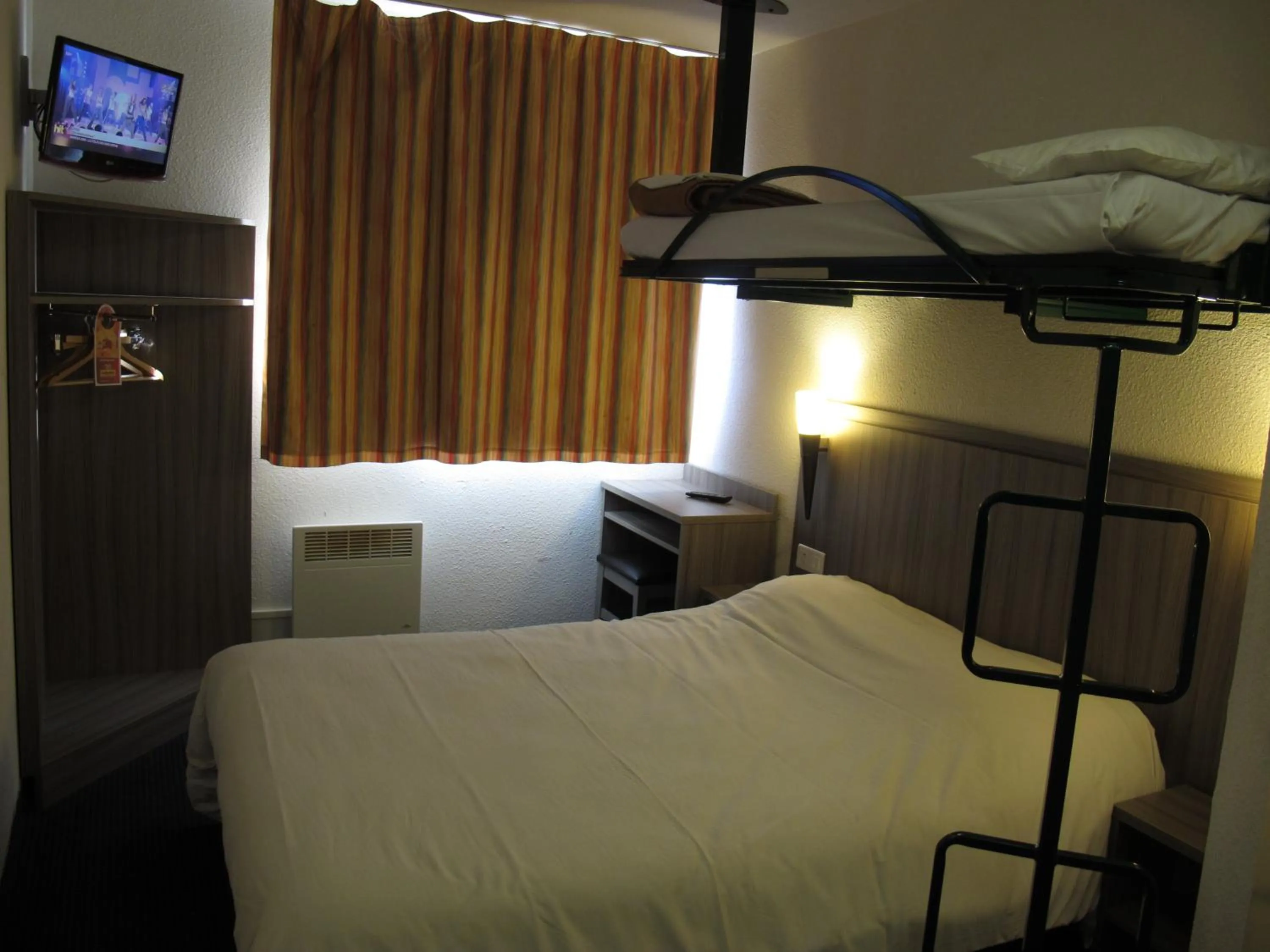 Photo of the whole room, Bed in Initial by Balladins Béthune