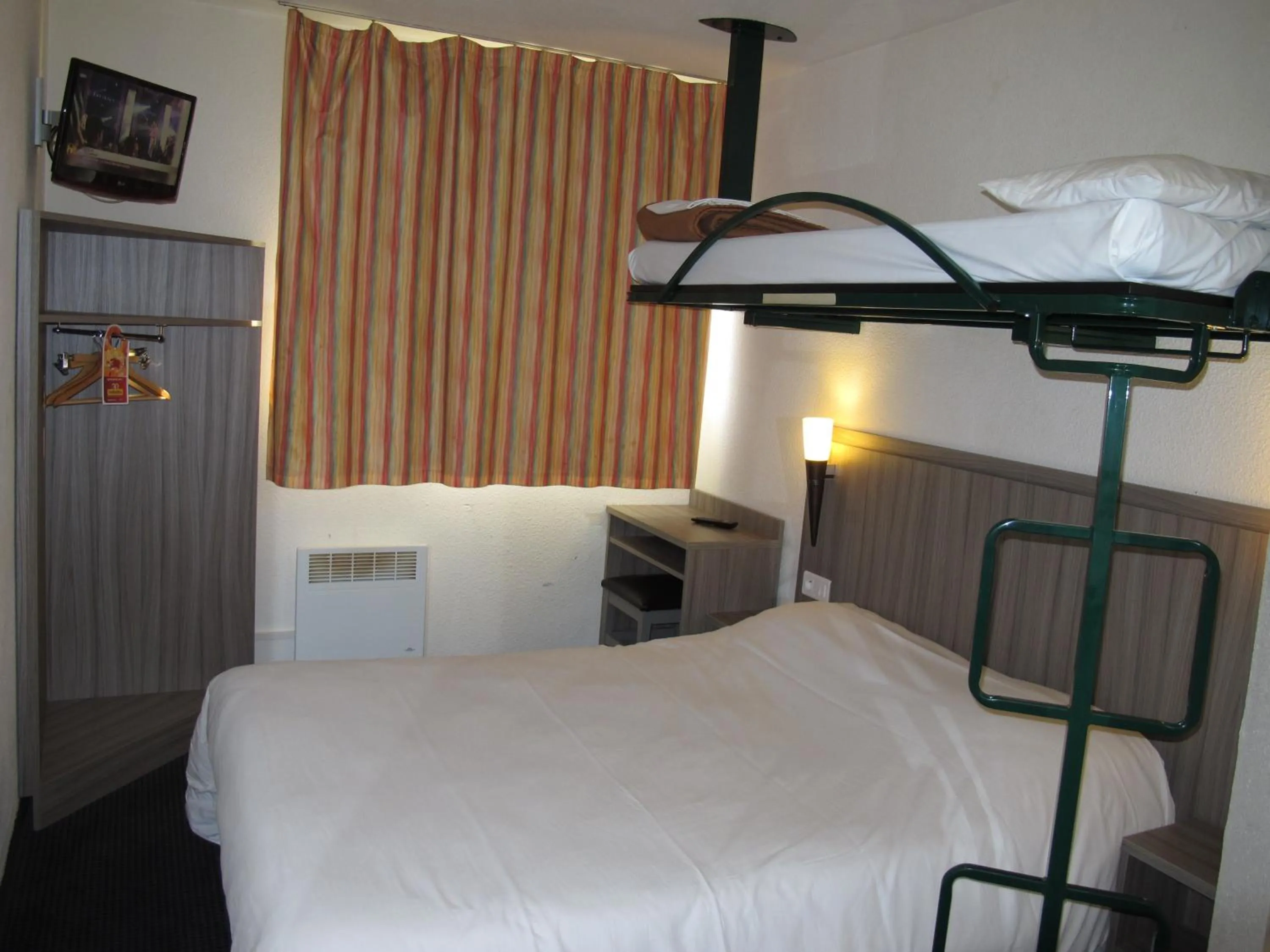 Photo of the whole room, Bed in Initial by Balladins Béthune