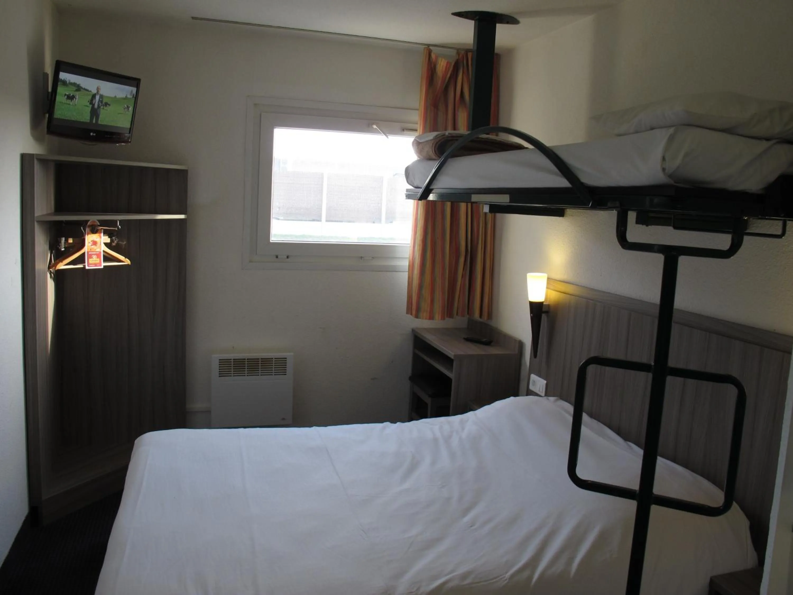 Photo of the whole room, Bed in Initial by Balladins Béthune