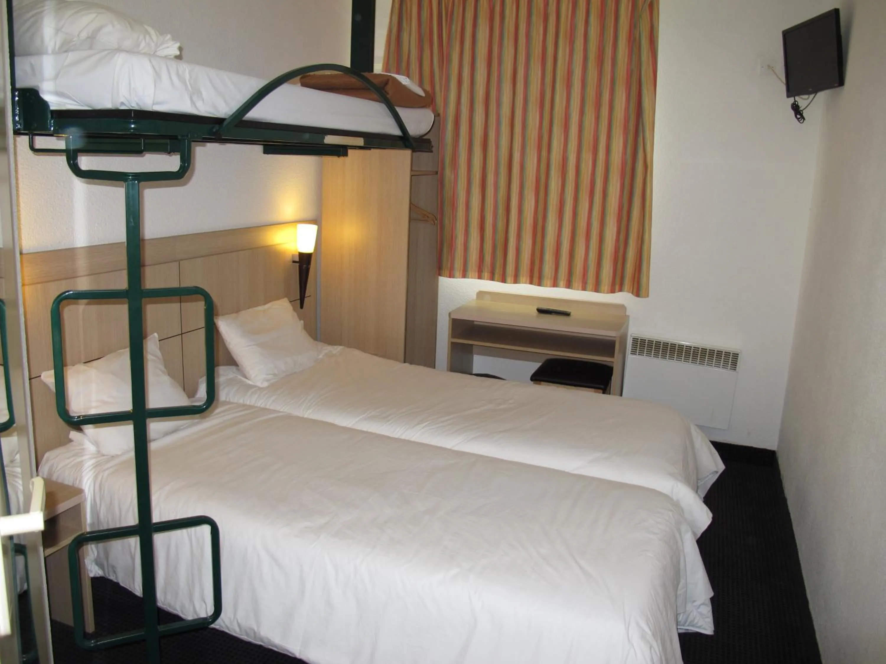 bunk bed, Bed in Initial by Balladins Béthune