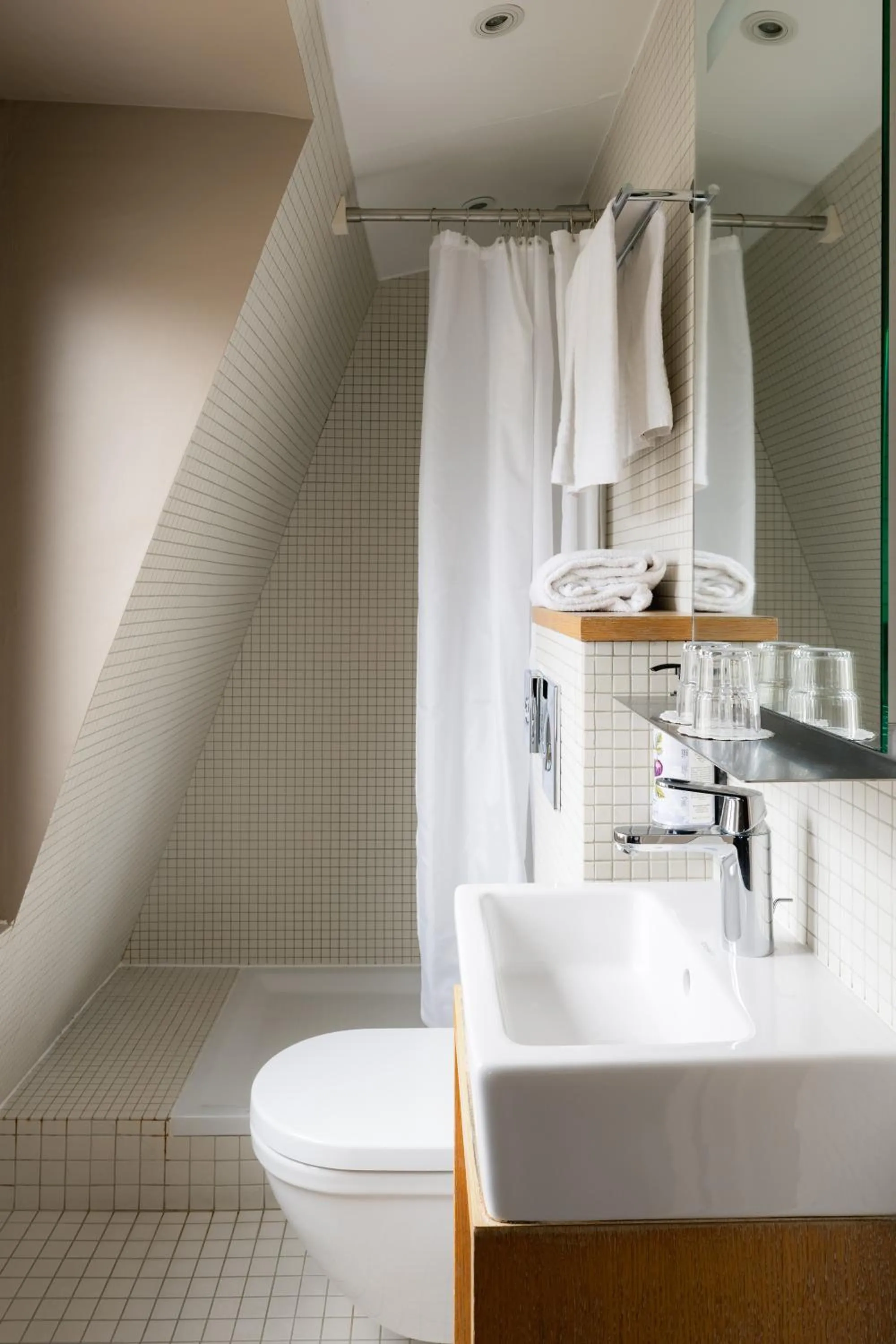 Bathroom in Hôtel Cordelia Opéra-Madeleine