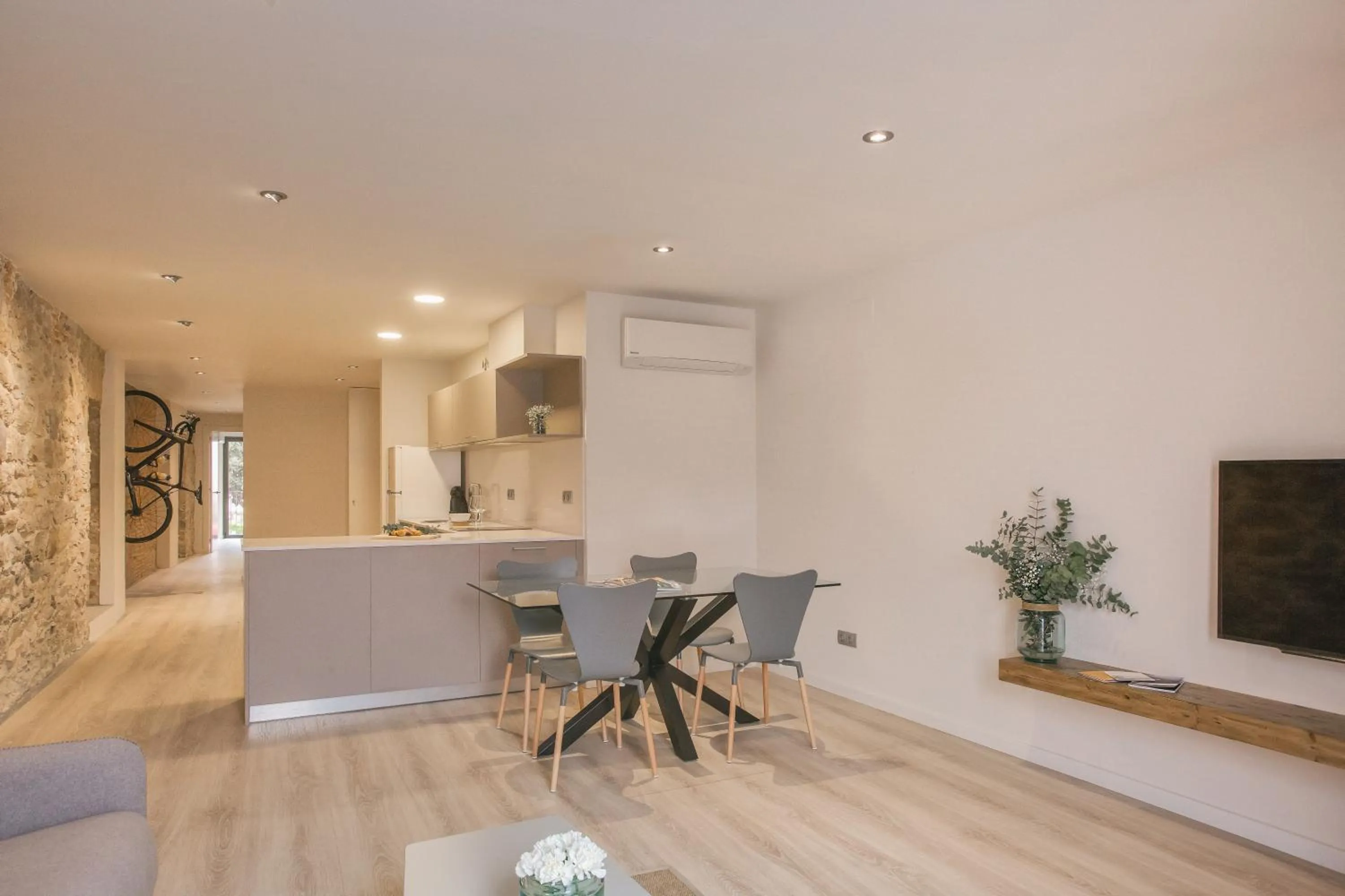 TV and multimedia in Flateli -Plaça Catalunya 3-2