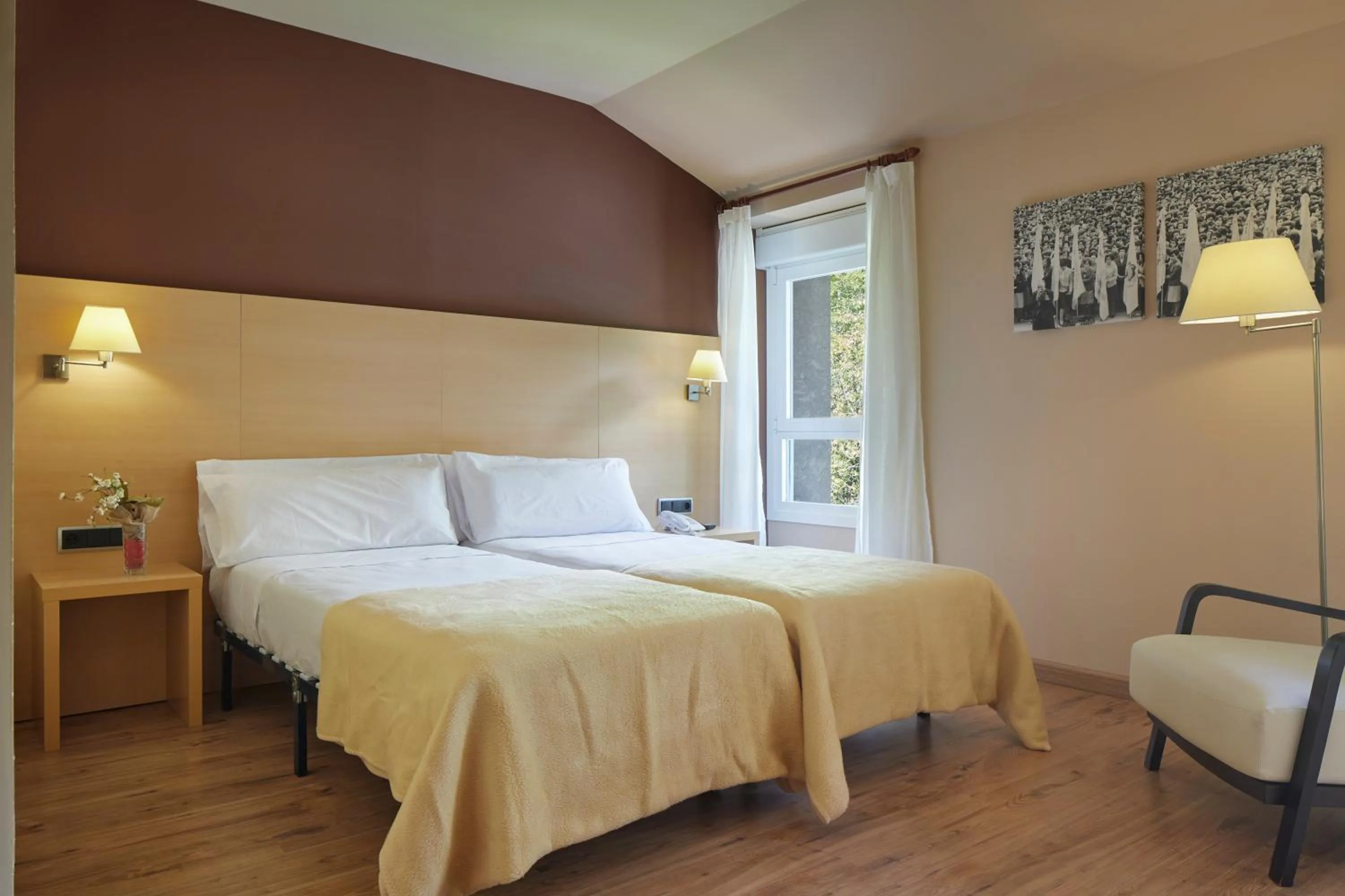 Bedroom, Bed in Iraipe Santuario de Arantzazu Hotel