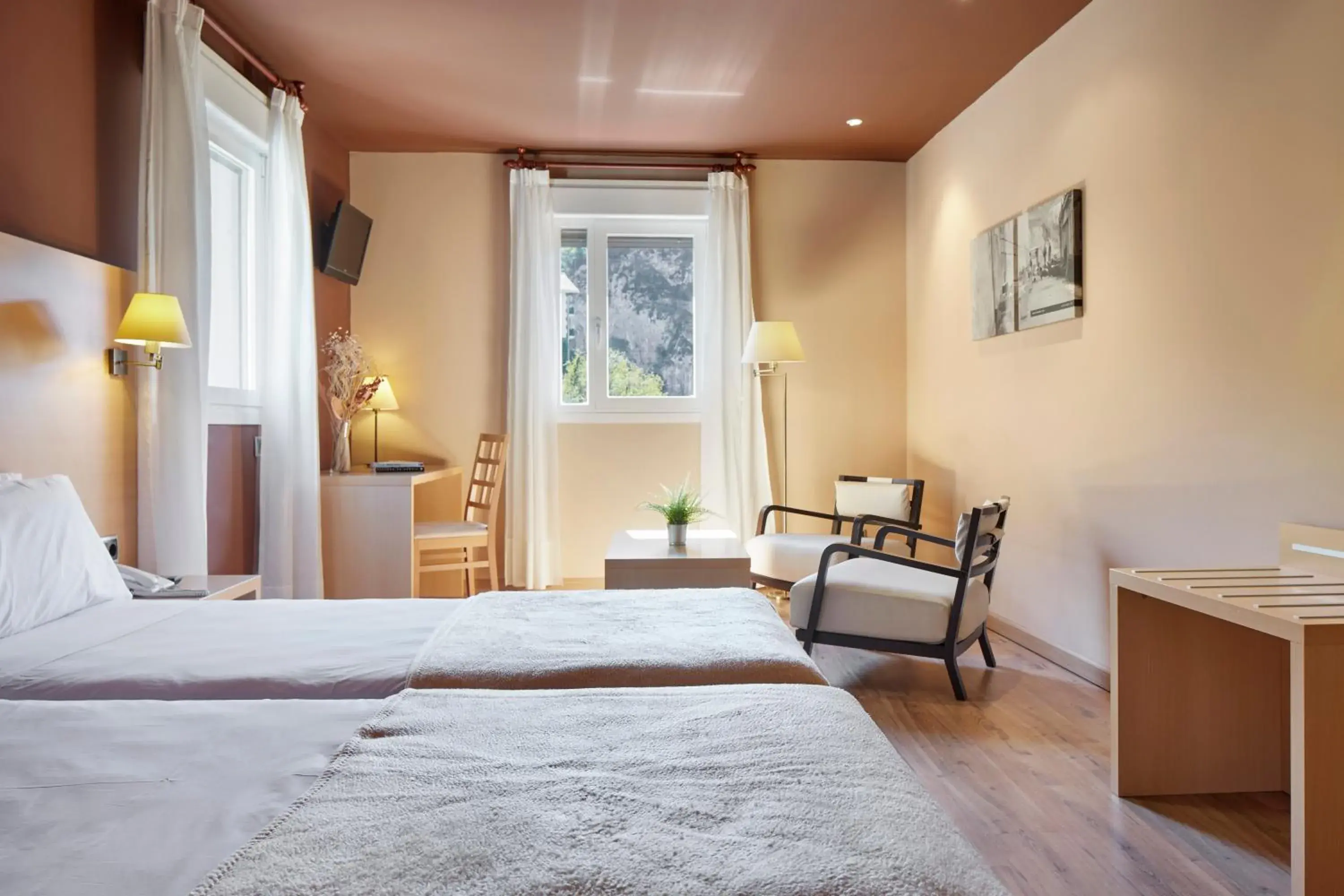 Basic Triple Room in Iraipe Santuario de Arantzazu Hotel Basic Triple Room in Iraipe Santuario de Arantzazu Hotel