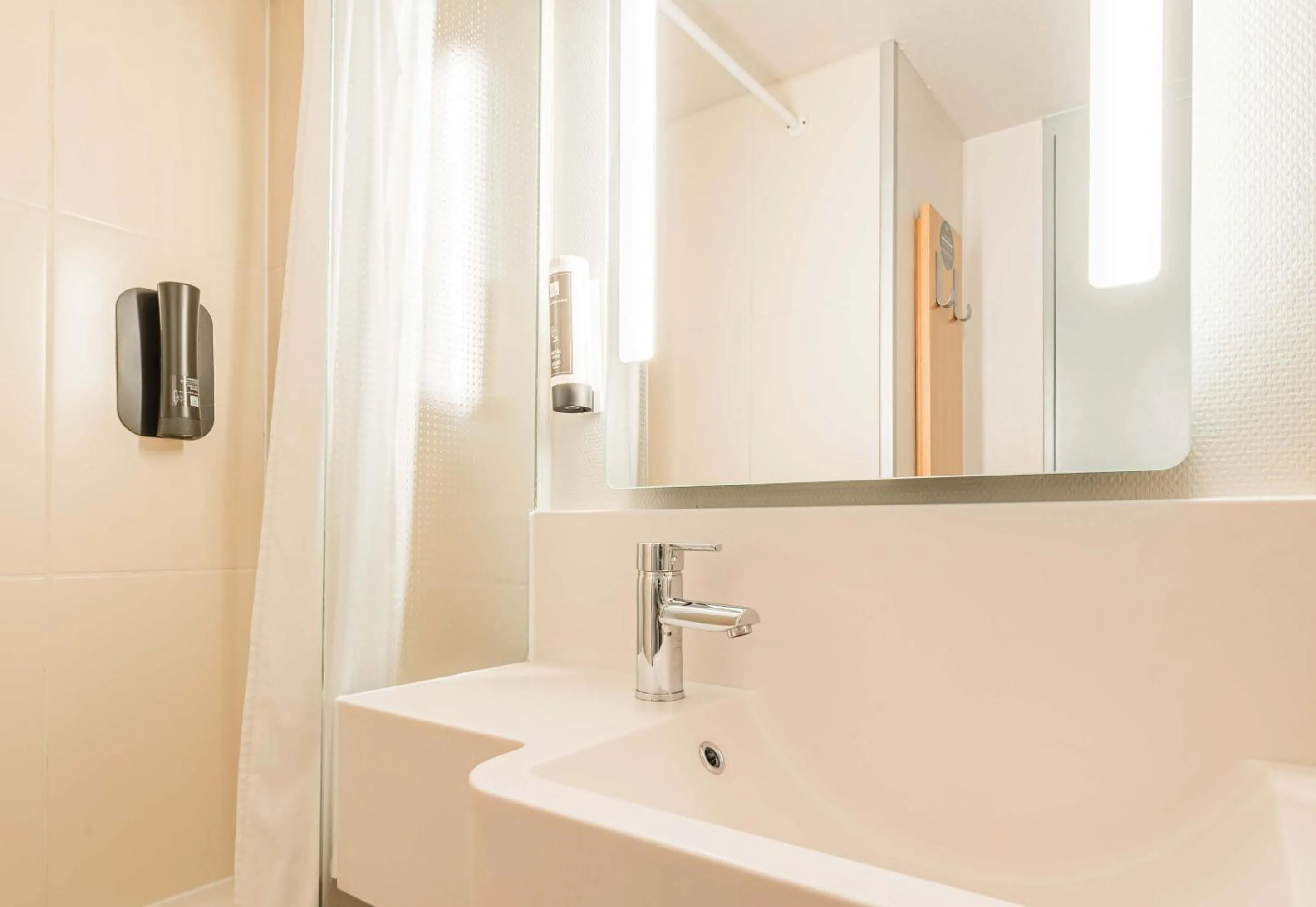 Bathroom in B&B HOTEL Strasbourg Sud Geispolsheim