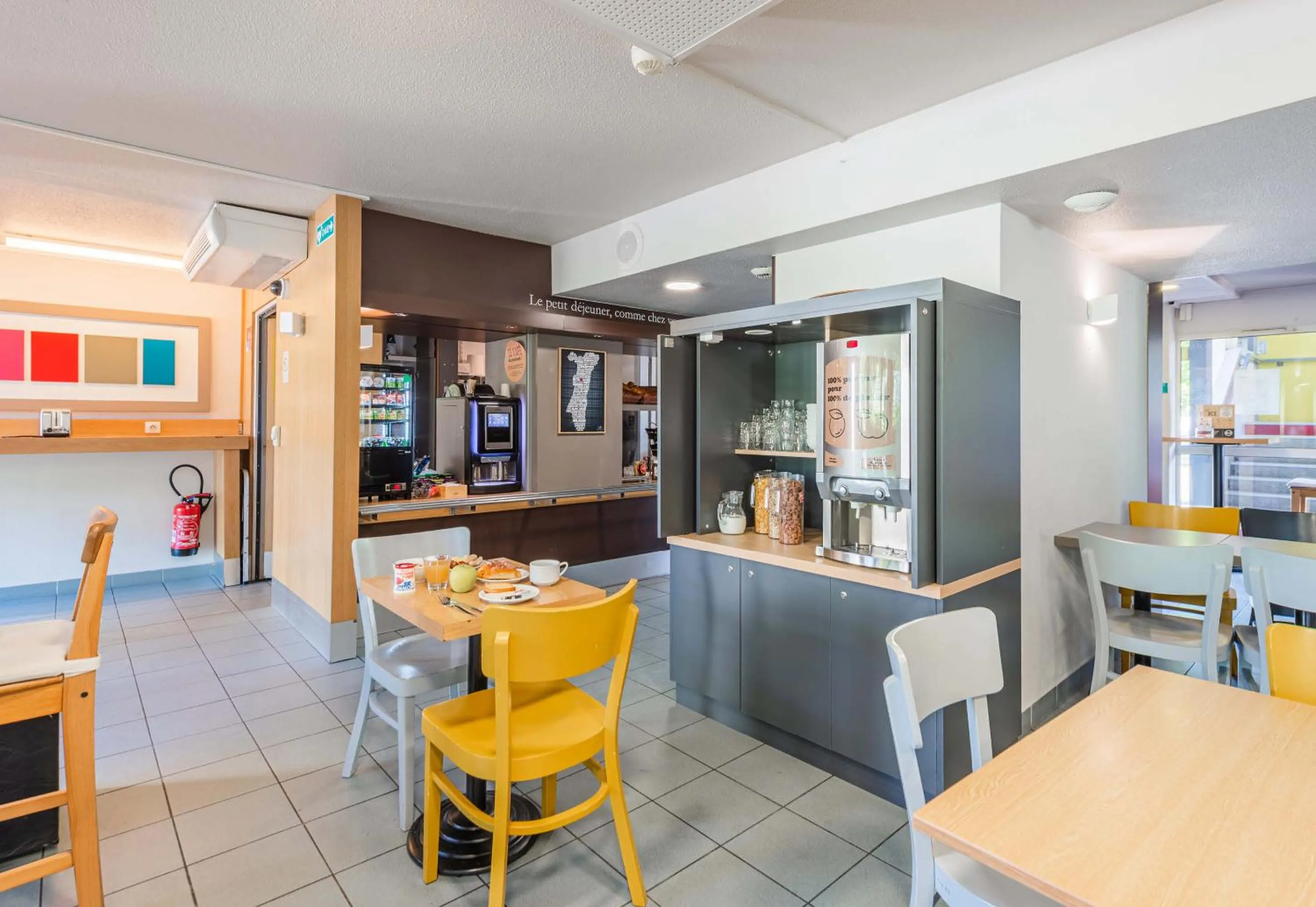 Restaurant/places to eat in B&B HOTEL Strasbourg Sud Geispolsheim