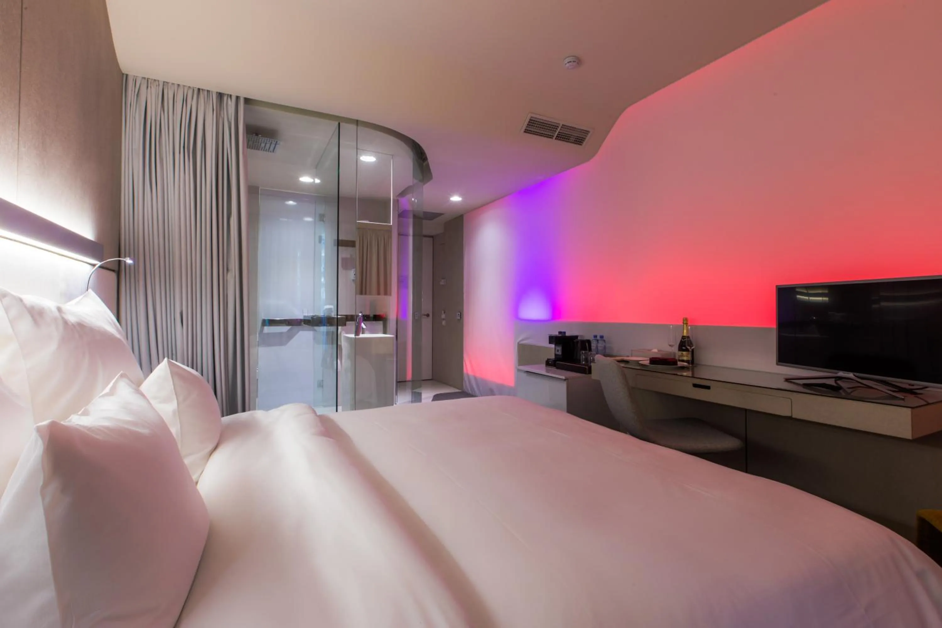 TV and multimedia, TV/Entertainment Center in The Grove Design Hotel