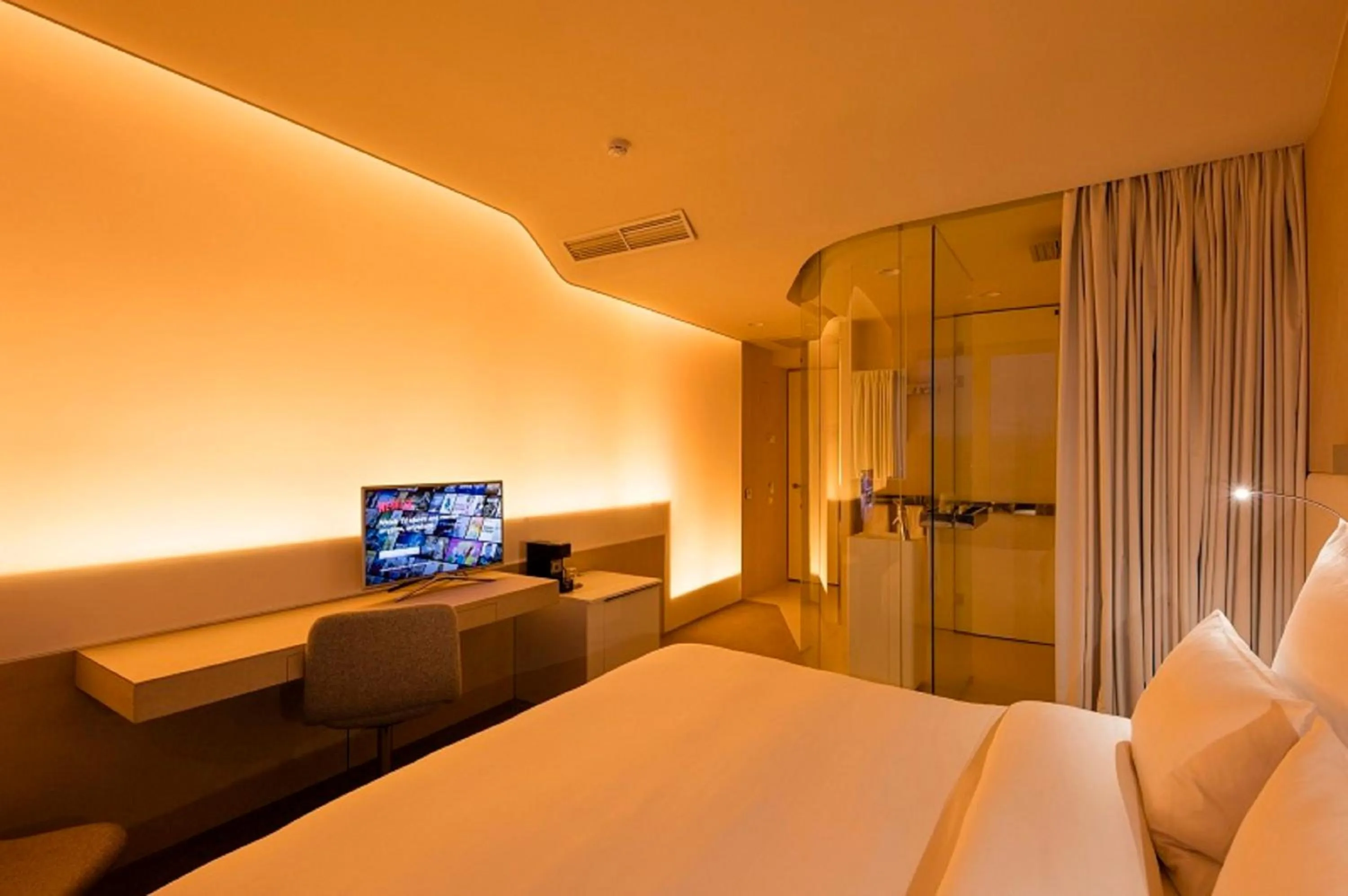 Shower, TV/Entertainment Center in The Grove Design Hotel