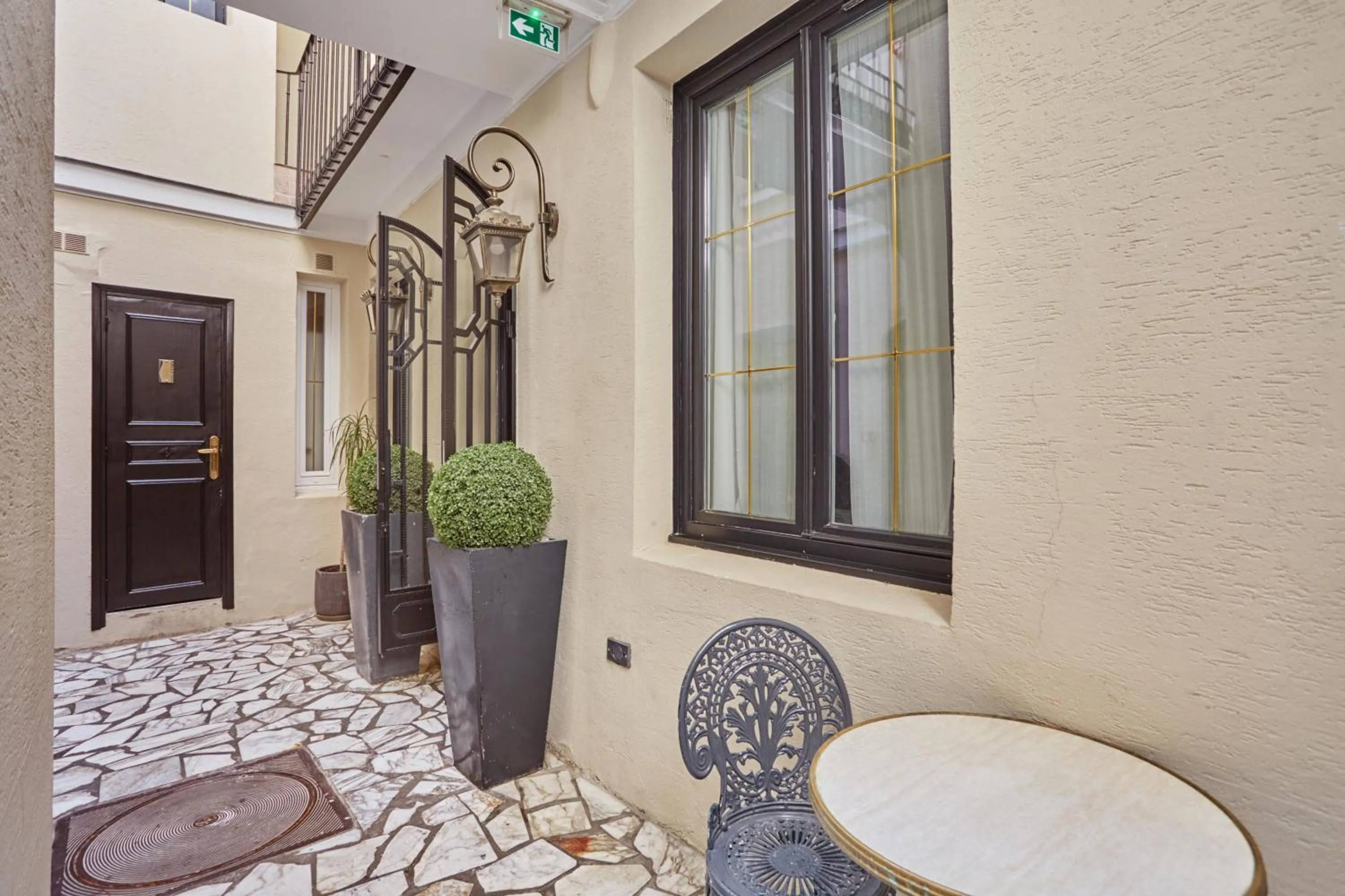 Inner courtyard view in Hôtel Eiffel Rive Gauche