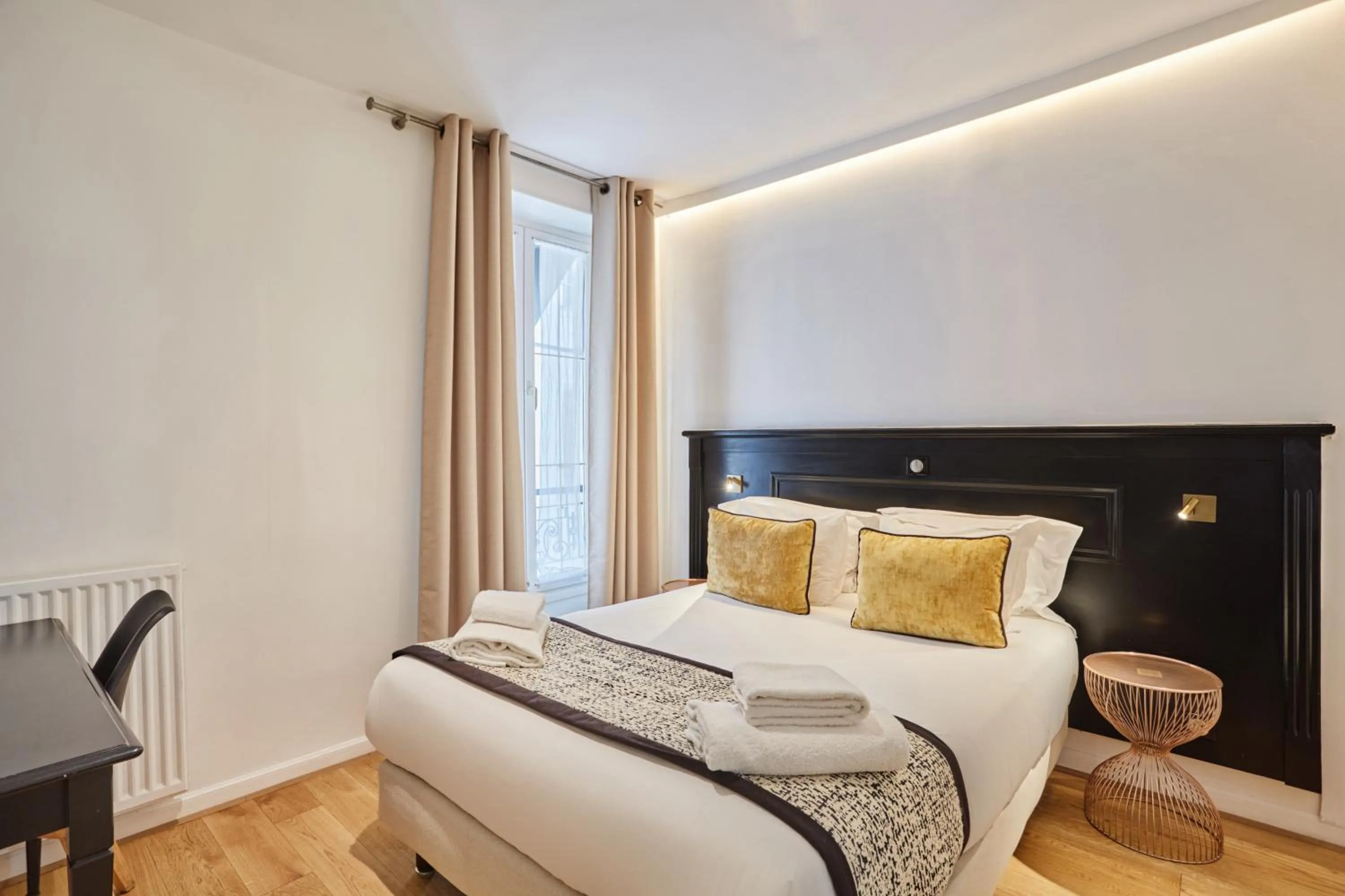 Photo of the whole room, Bed in Hôtel Eiffel Rive Gauche