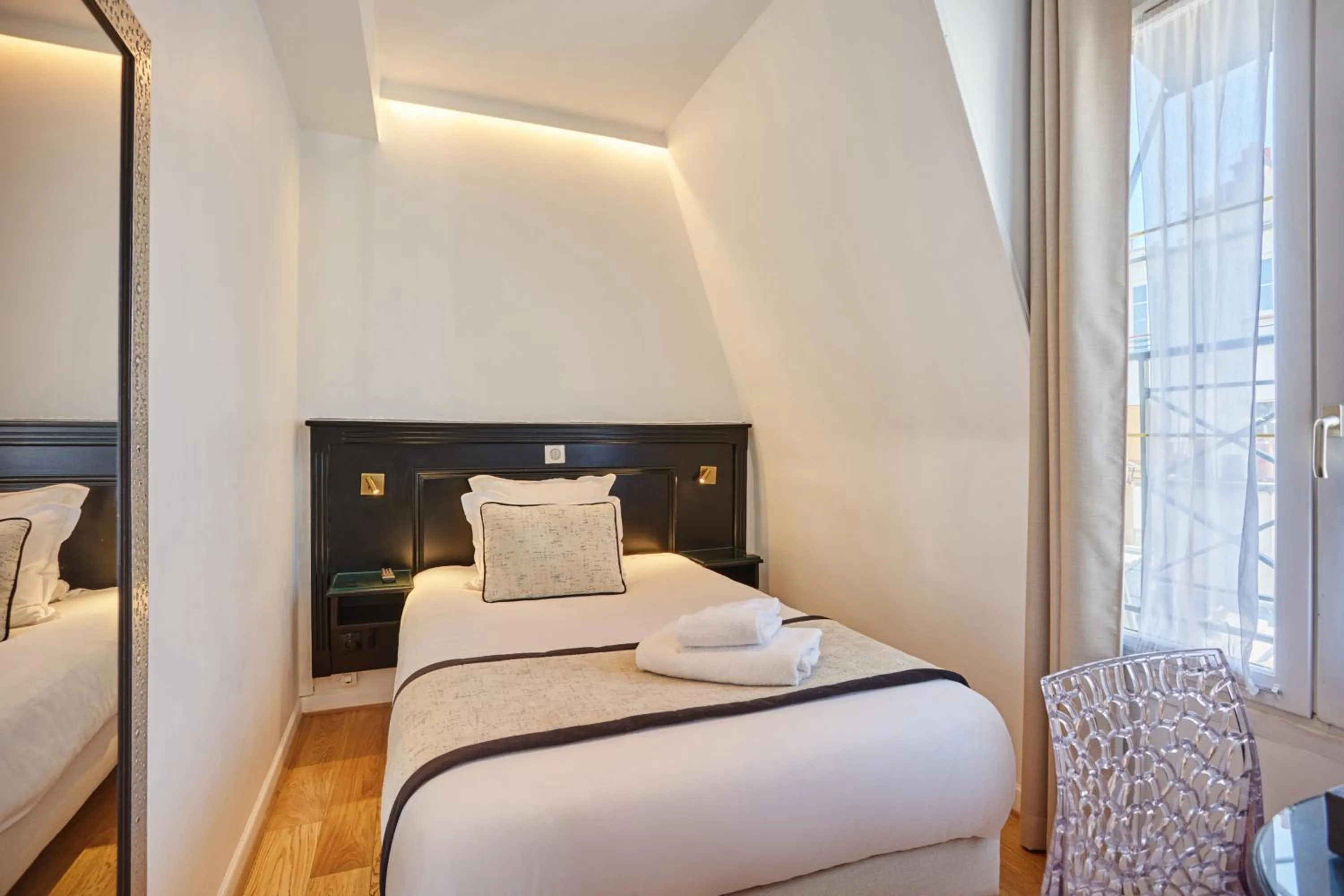 Bed in Hôtel Eiffel Rive Gauche