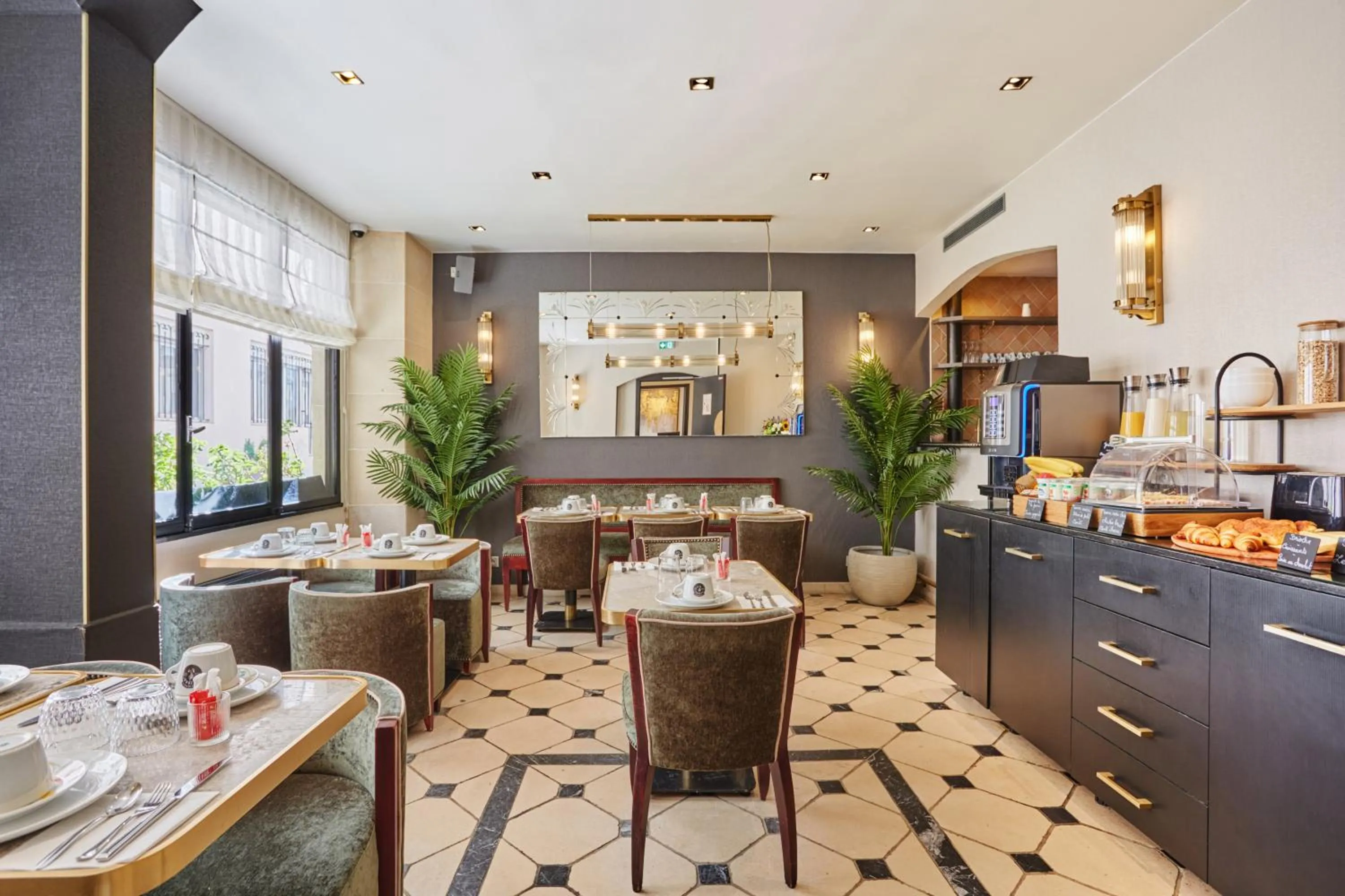 Food and drinks in Hôtel Eiffel Rive Gauche