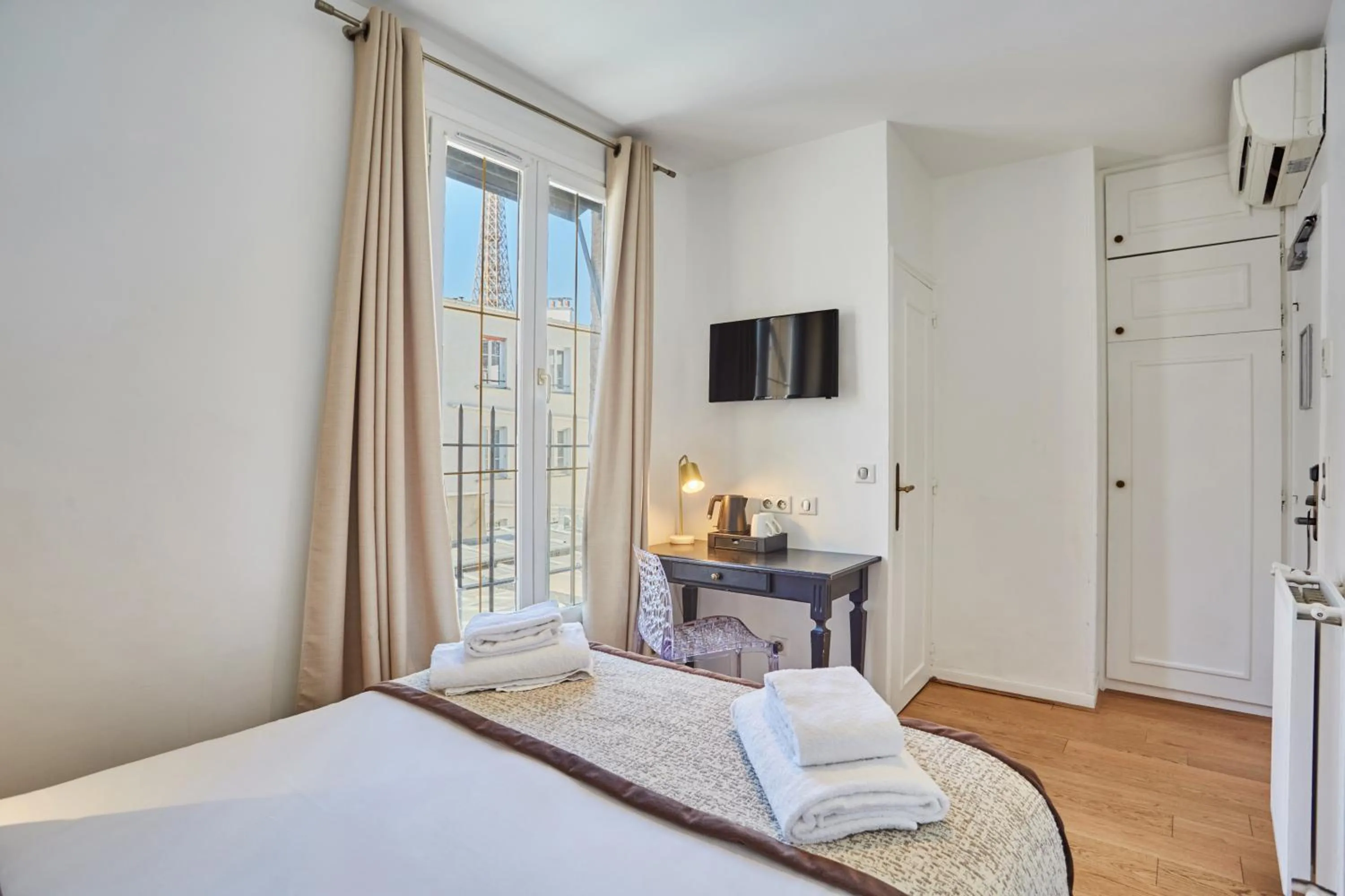Photo of the whole room, Bed in Hôtel Eiffel Rive Gauche