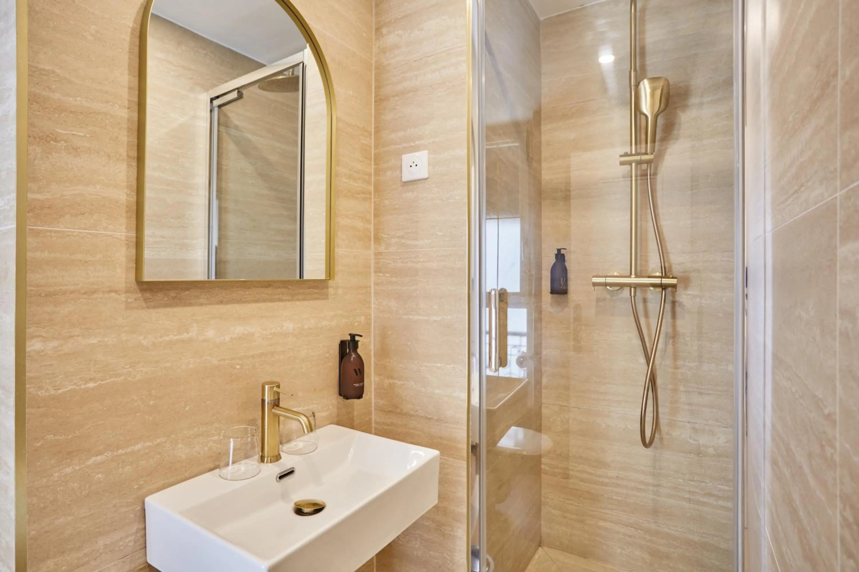 Shower in Hôtel Eiffel Rive Gauche