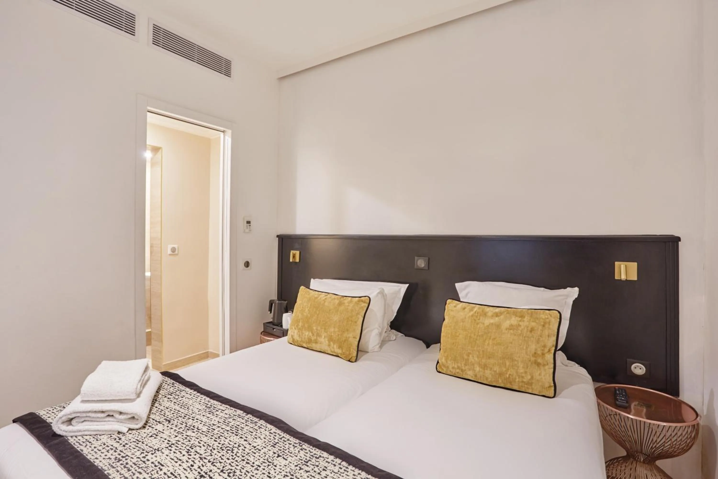 Bedroom, Bed in Hôtel Eiffel Rive Gauche