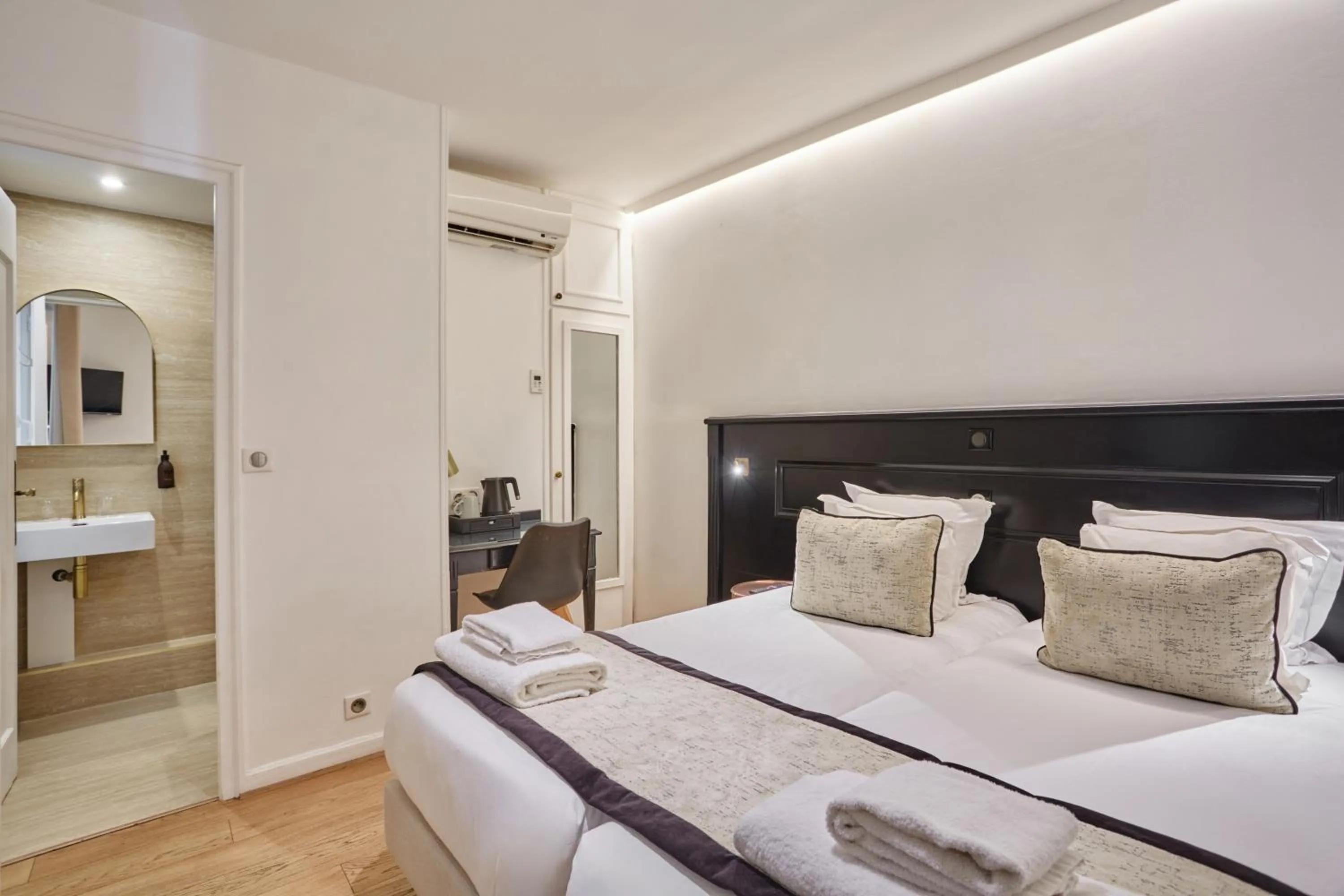 Photo of the whole room, Bed in Hôtel Eiffel Rive Gauche