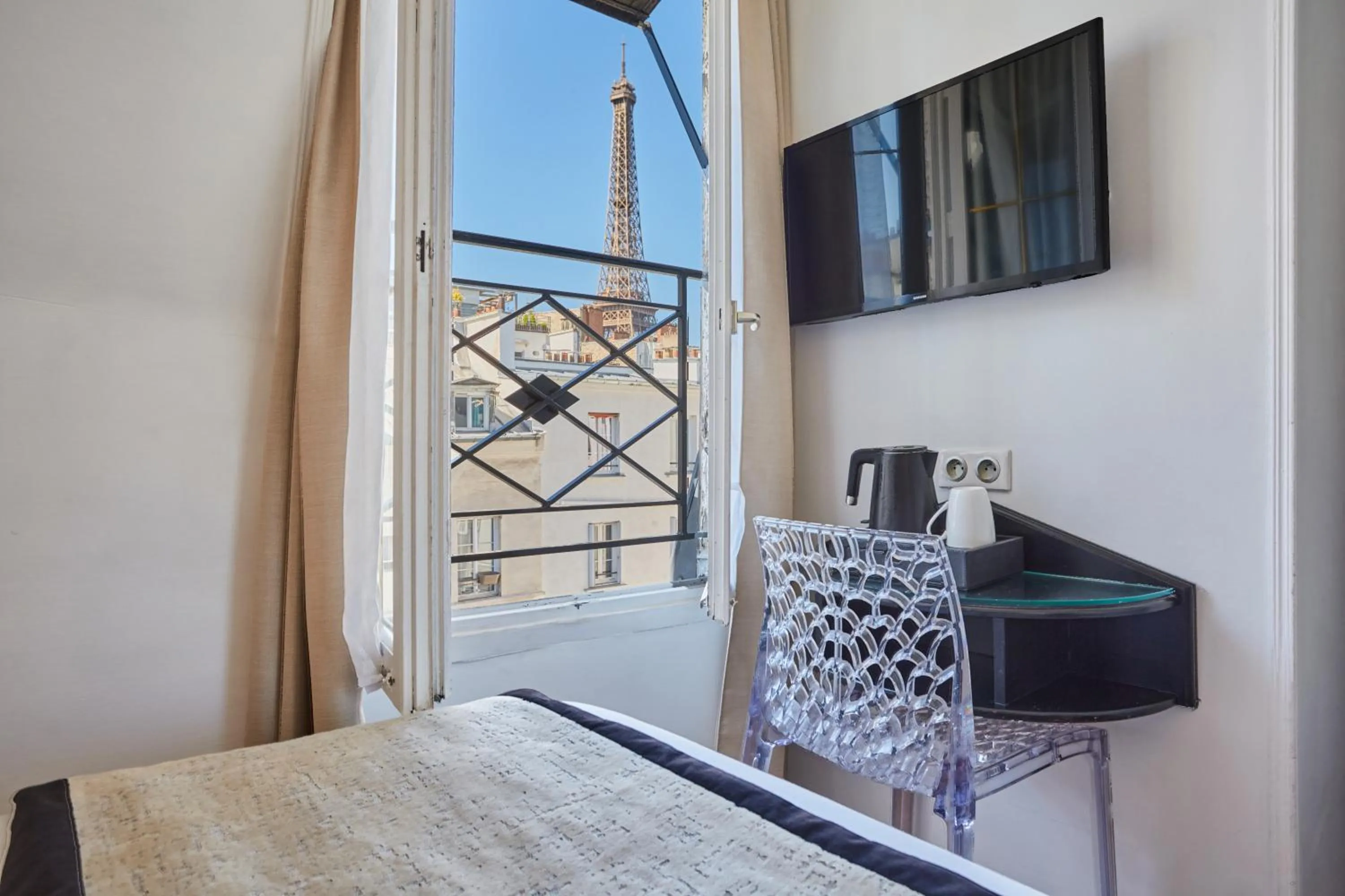 View (from property/room), Bed in Hôtel Eiffel Rive Gauche