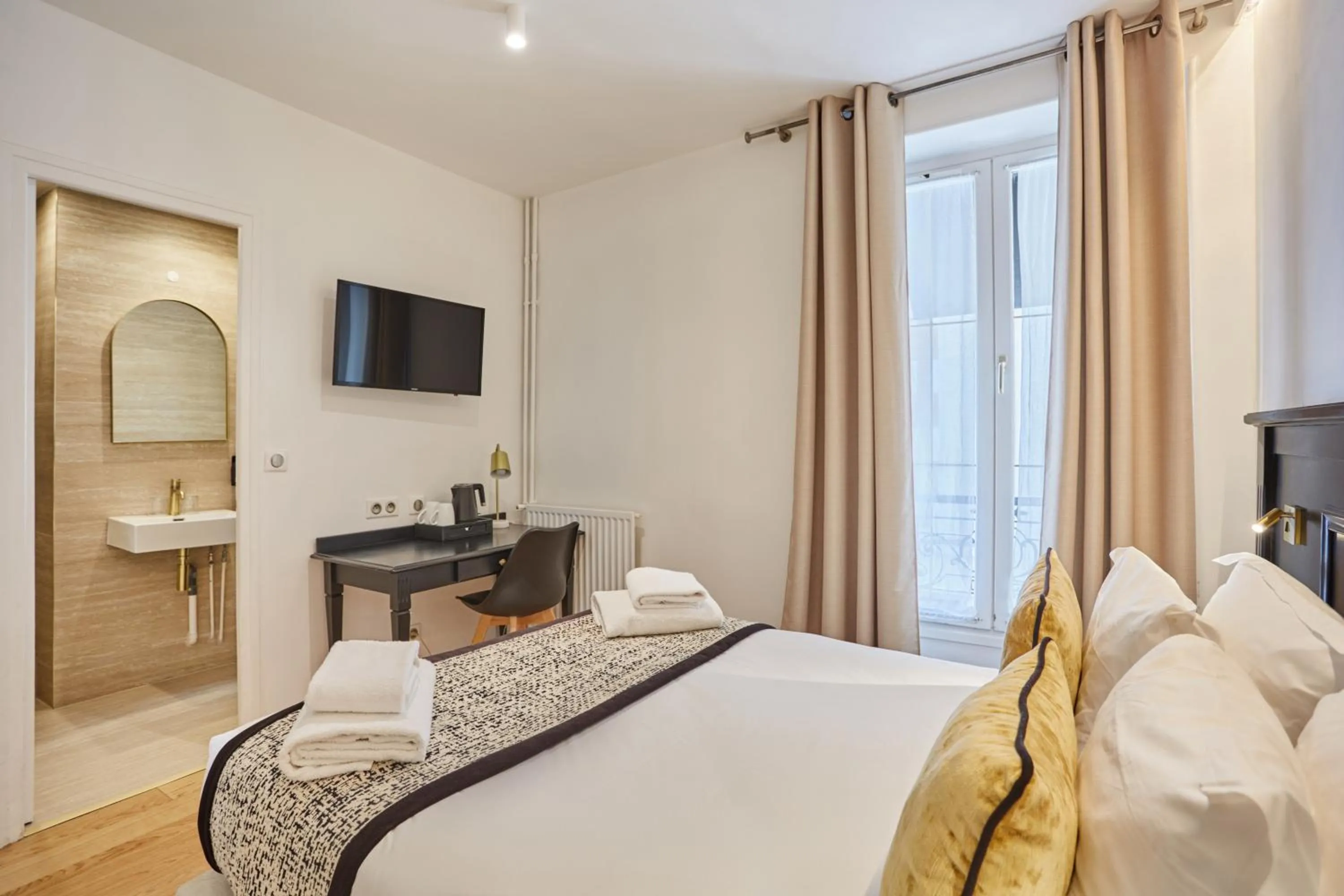 Bed in Hôtel Eiffel Rive Gauche