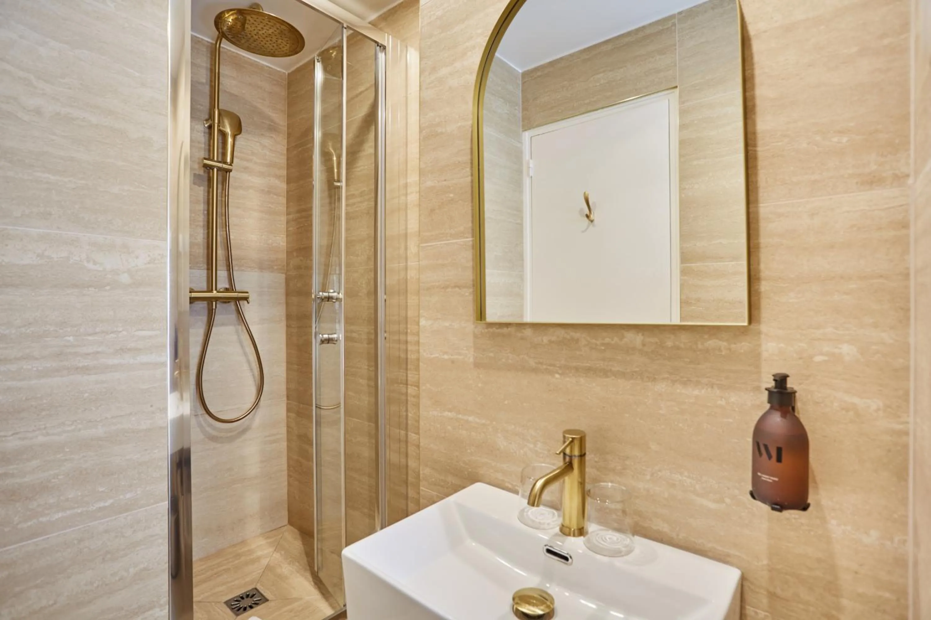 Shower in Hôtel Eiffel Rive Gauche