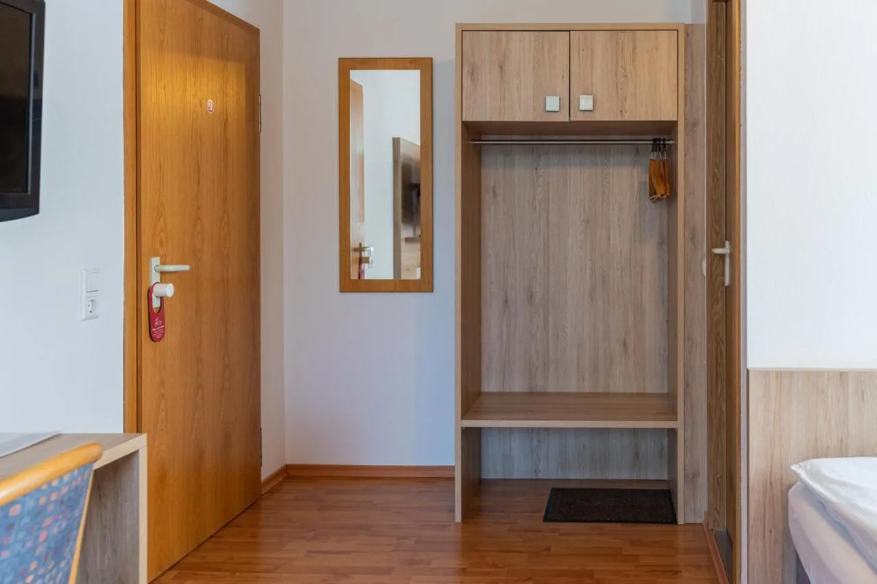 wardrobe, Bed in Hotel am Römerplatz