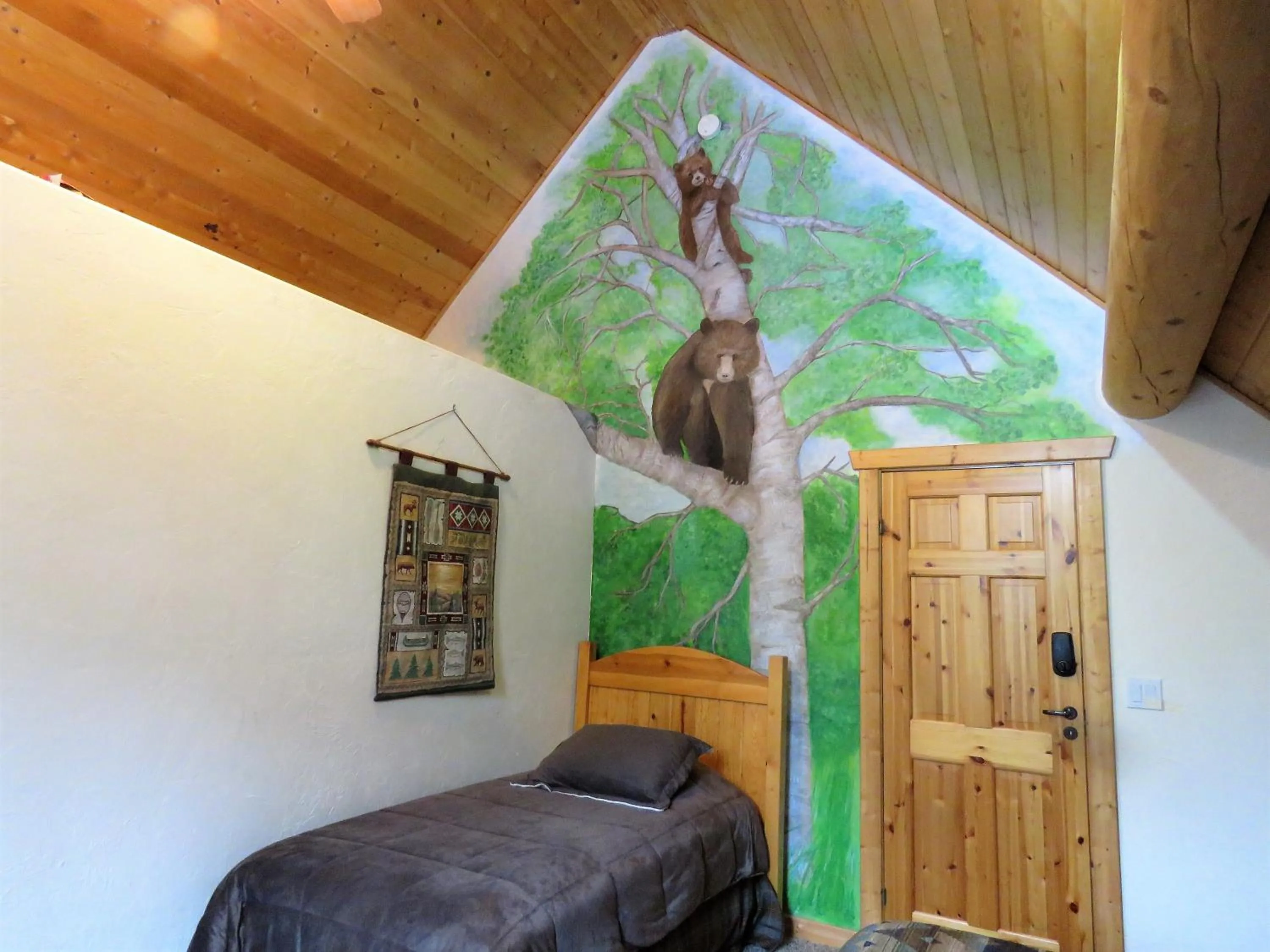 Bed in The Hideaway Lodge