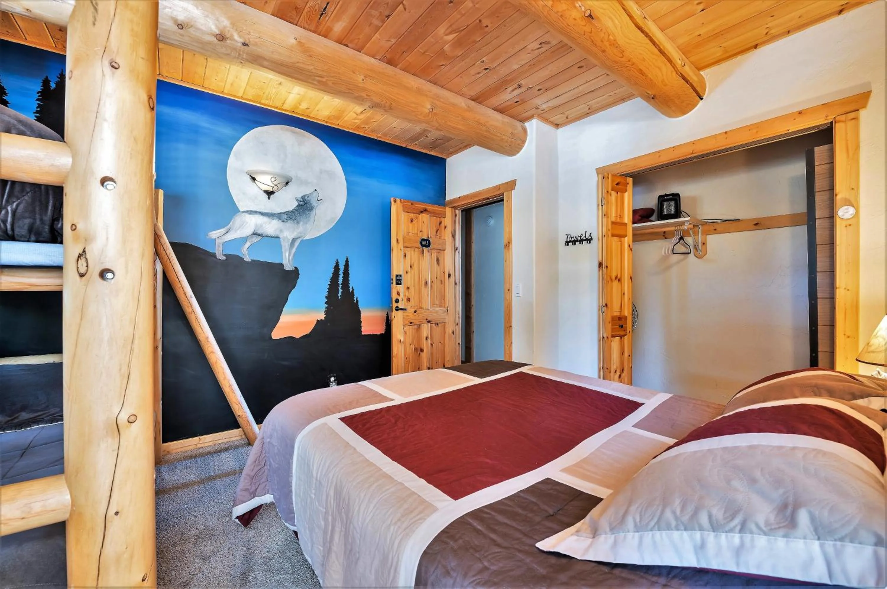 Bed in The Hideaway Lodge