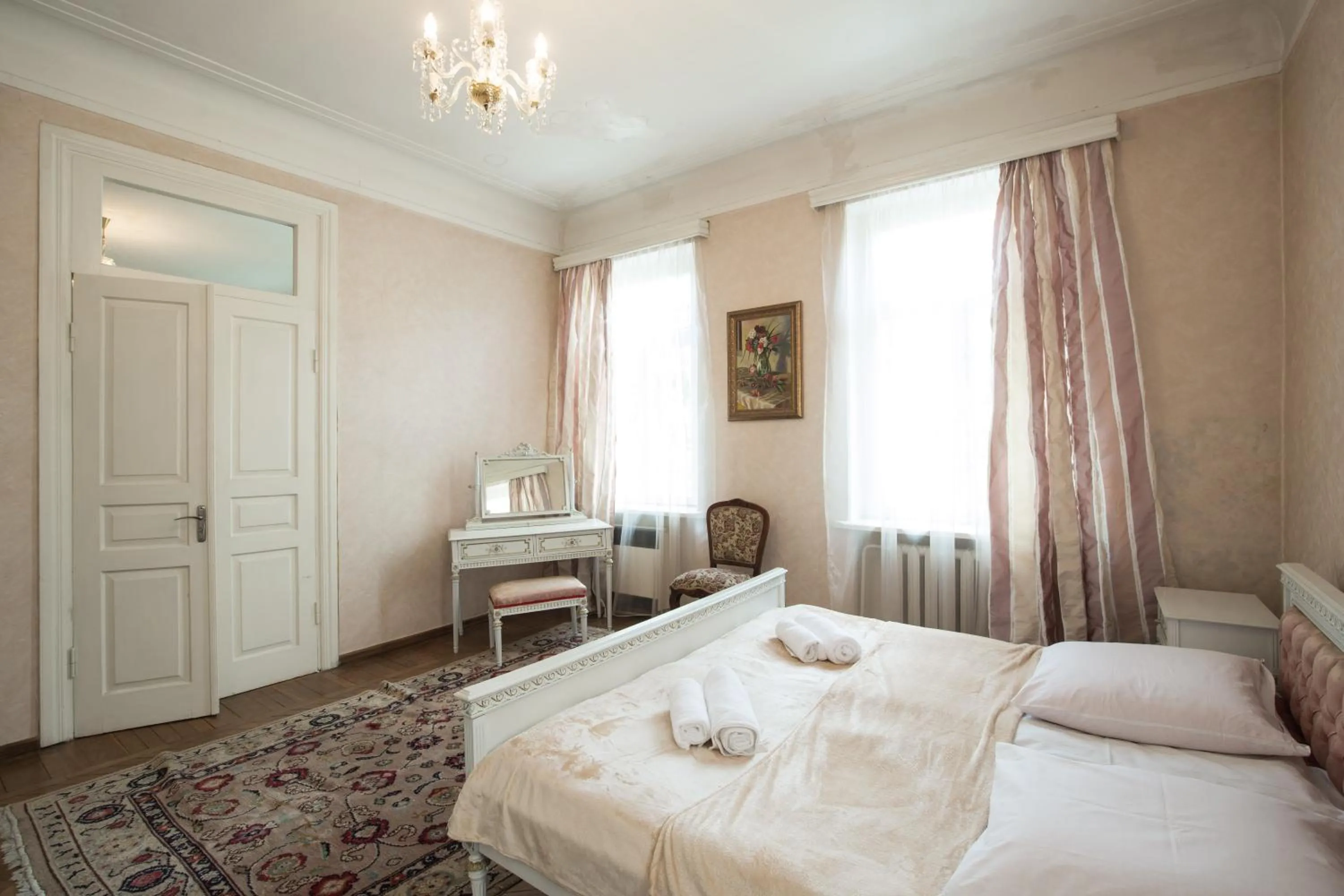 Three-Bedroom Apartment in Mary's Apartment