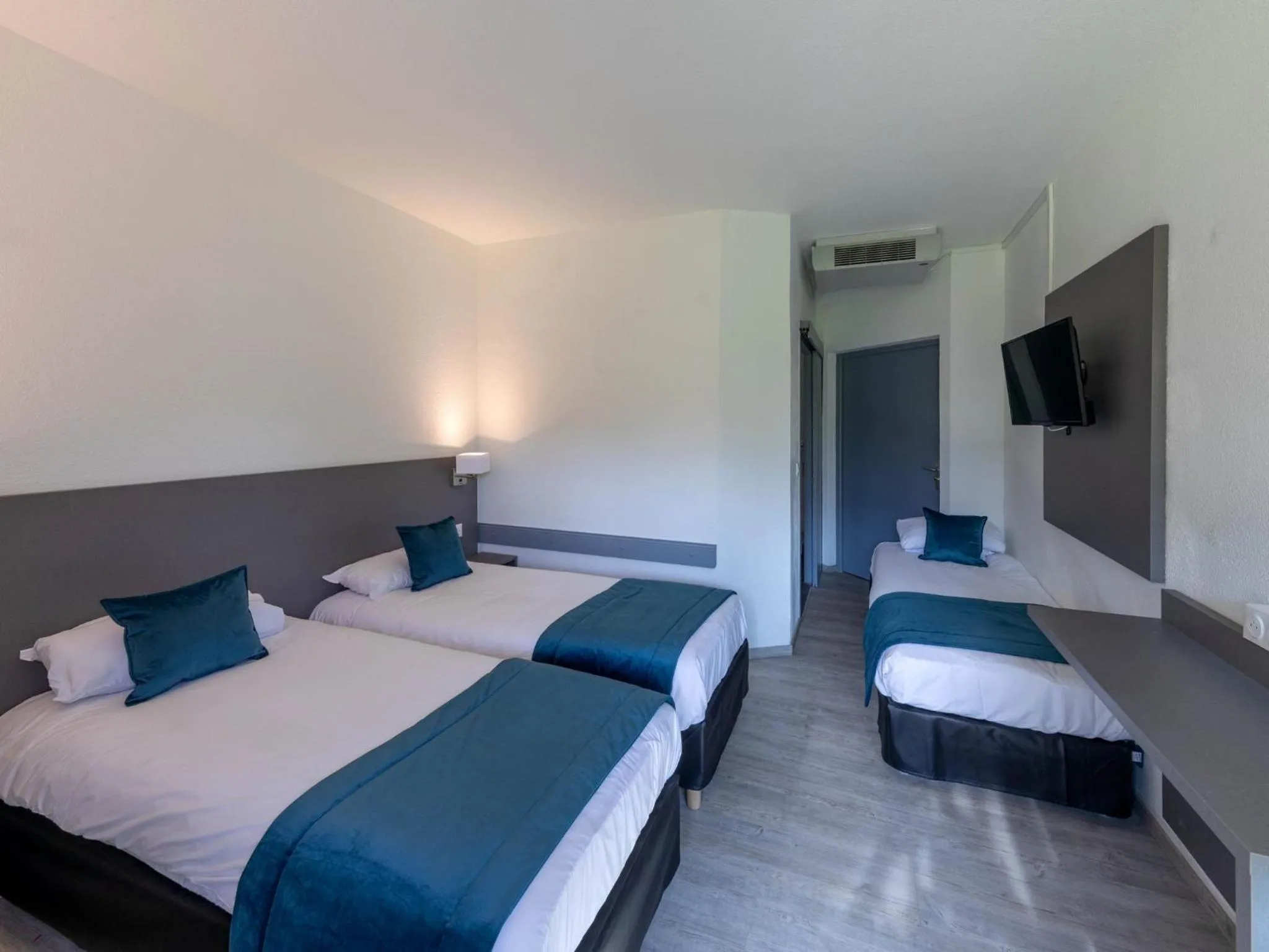 Photo of the whole room, Bed in Noemys Viviers-du-lac