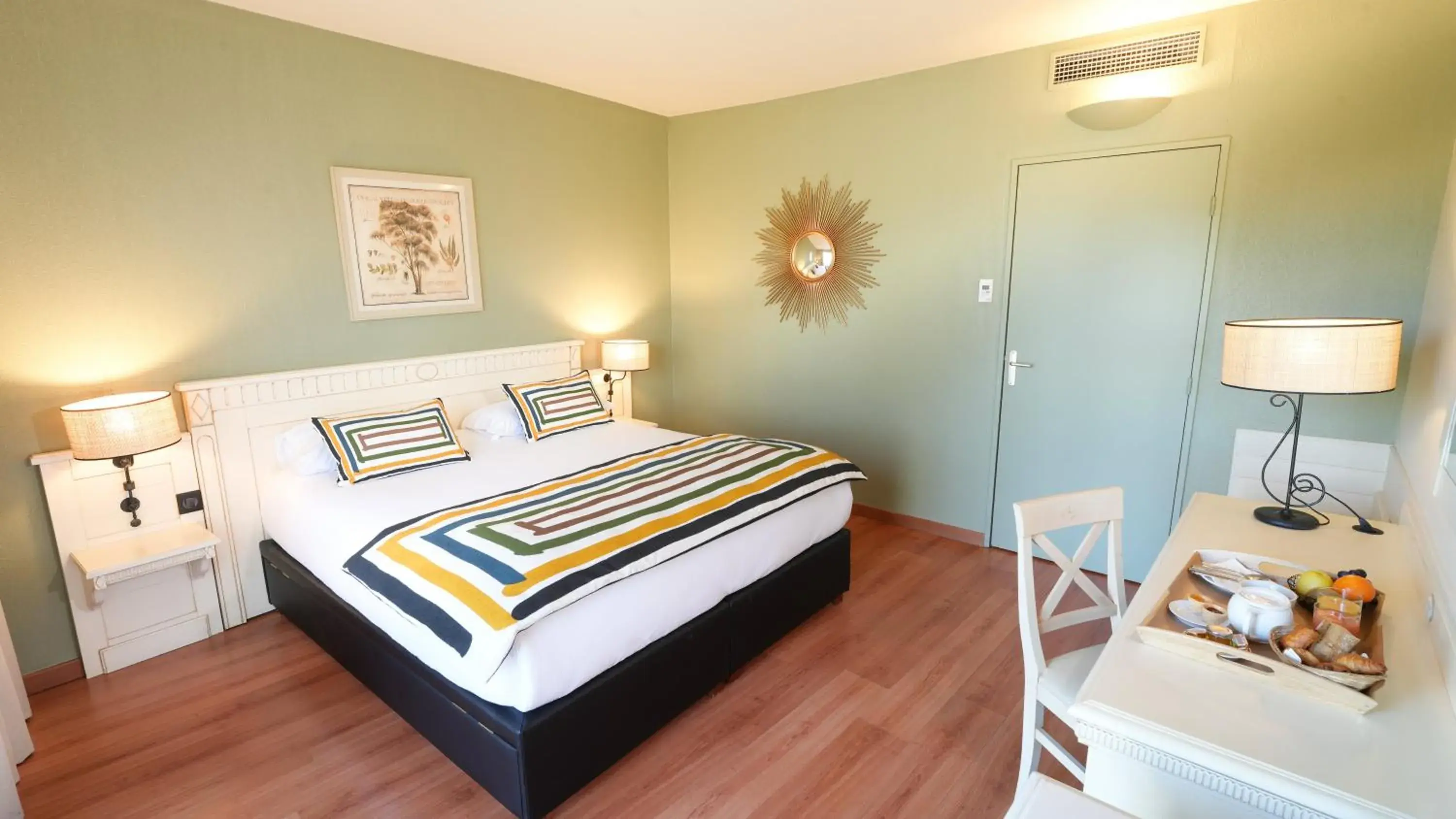 Photo of the whole room, Bed in Hôtel Mount Venturi - Aix-En-Provence Sainte-Victoire - Bar & Restaurant & Padel Photo of the whole room, Bed in Hôtel Mount Venturi - Aix-En-Provence Sainte-Victoire - Bar & Restaurant & Padel