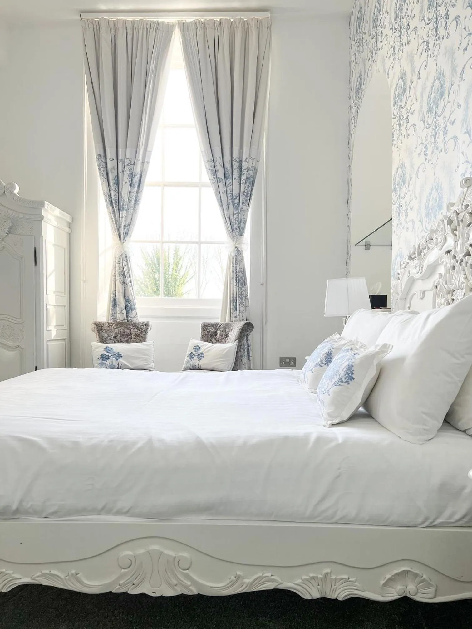 Bed in The Riverside House Hotel