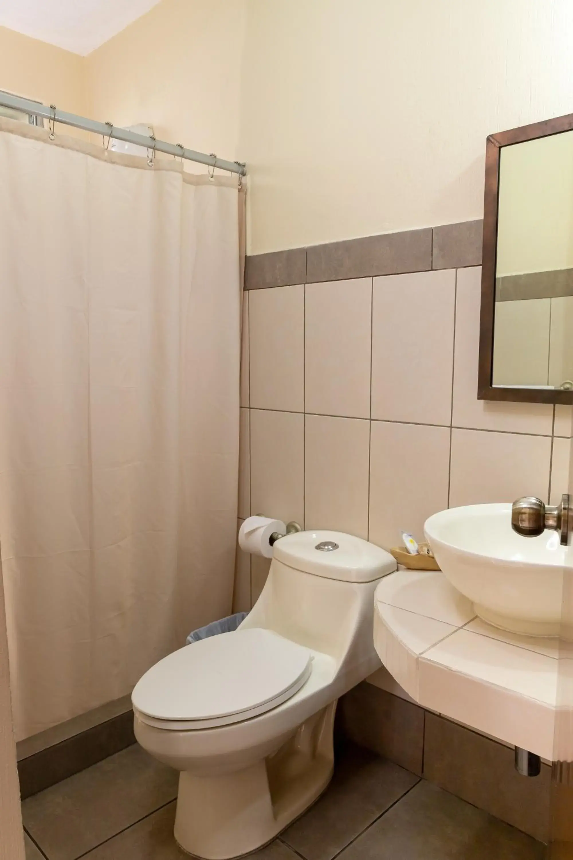Double or Twin Room in Hostal Donde Regina Double or Twin Room in Hostal Donde Regina