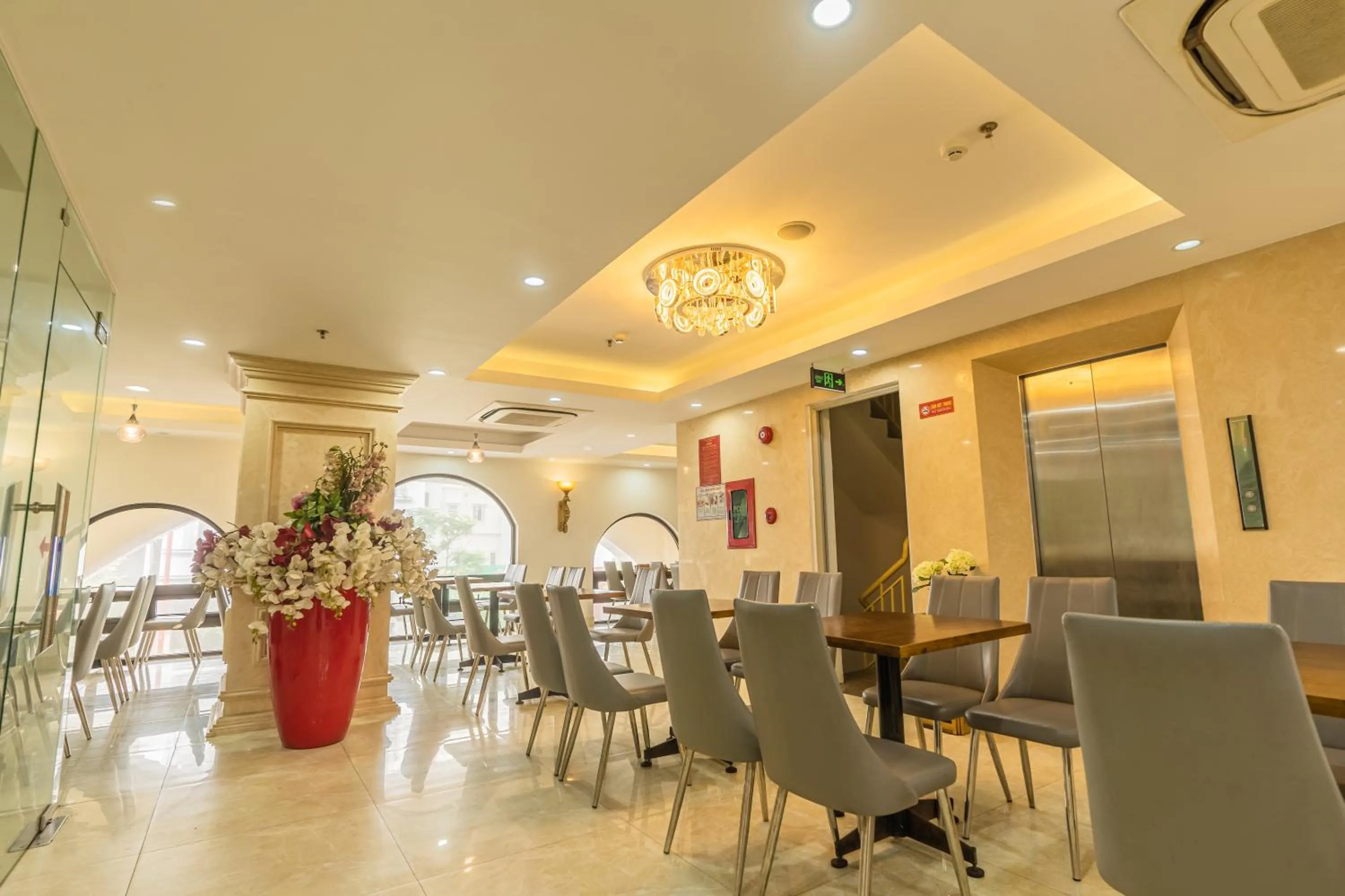 Restaurant/places to eat in Royal Charm Hotel