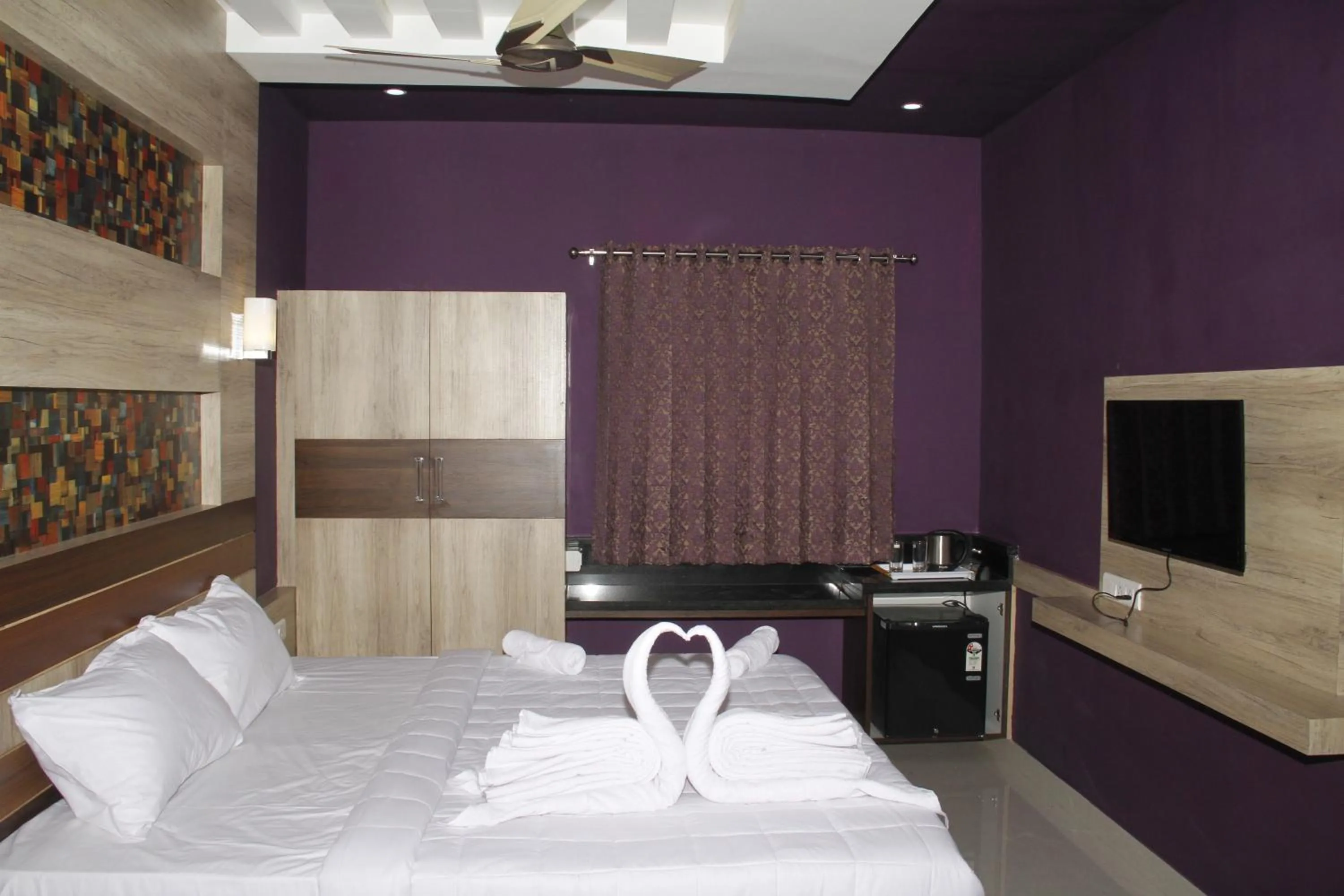 Decorative detail, Bed in Jeyam Residency