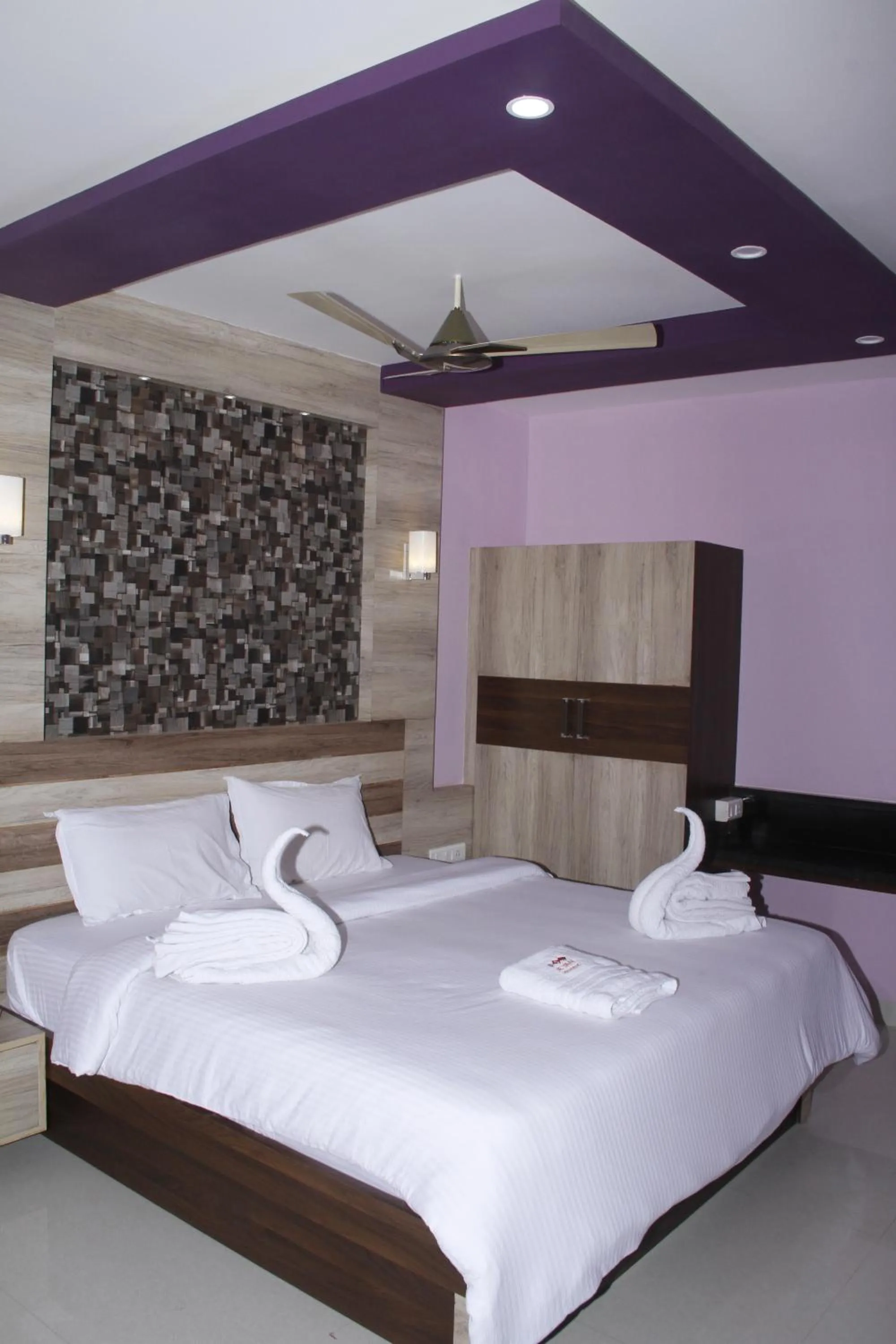 Decorative detail, Bed in Jeyam Residency