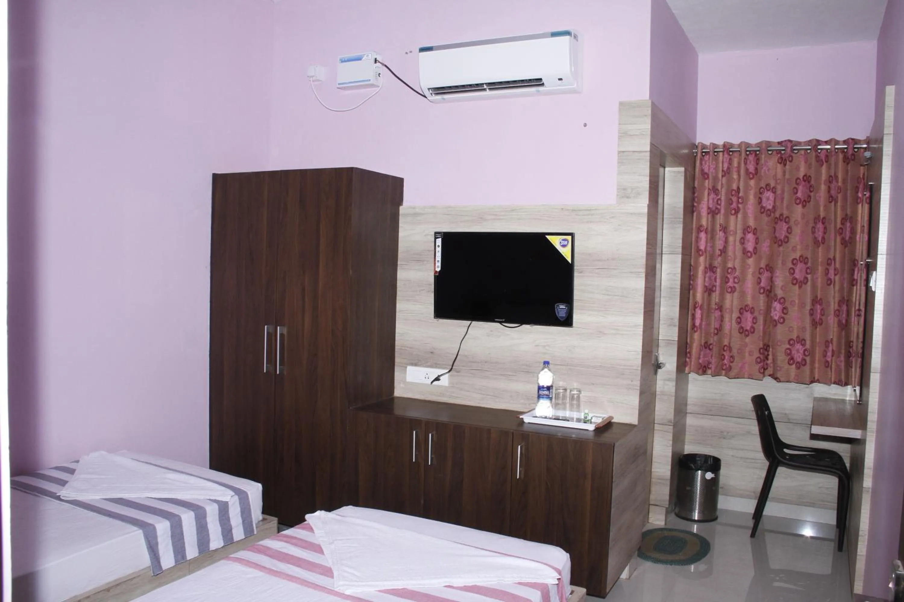 Decorative detail, Bed in Jeyam Residency